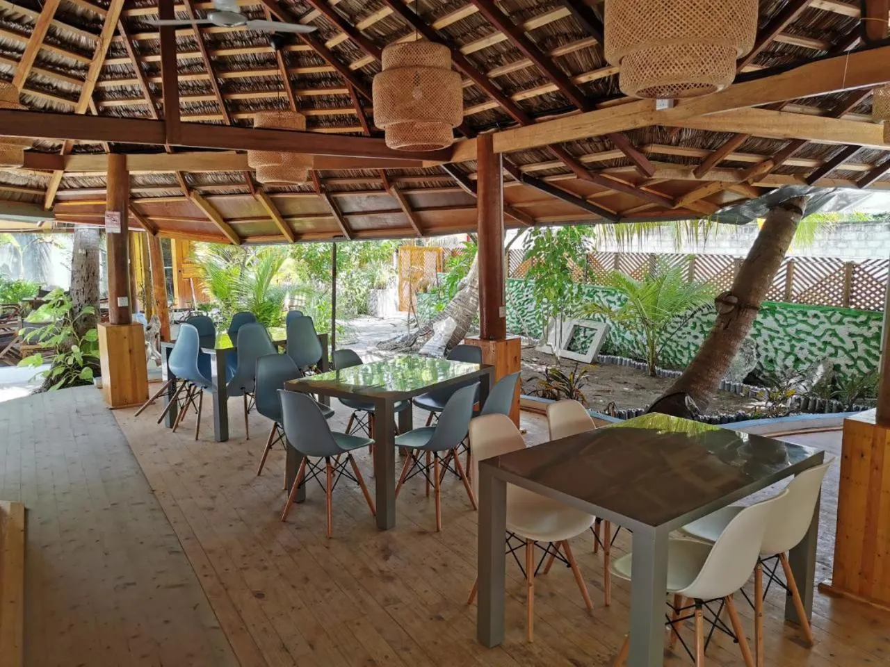 Restaurant/places to eat in Origami Inn Himandhoo