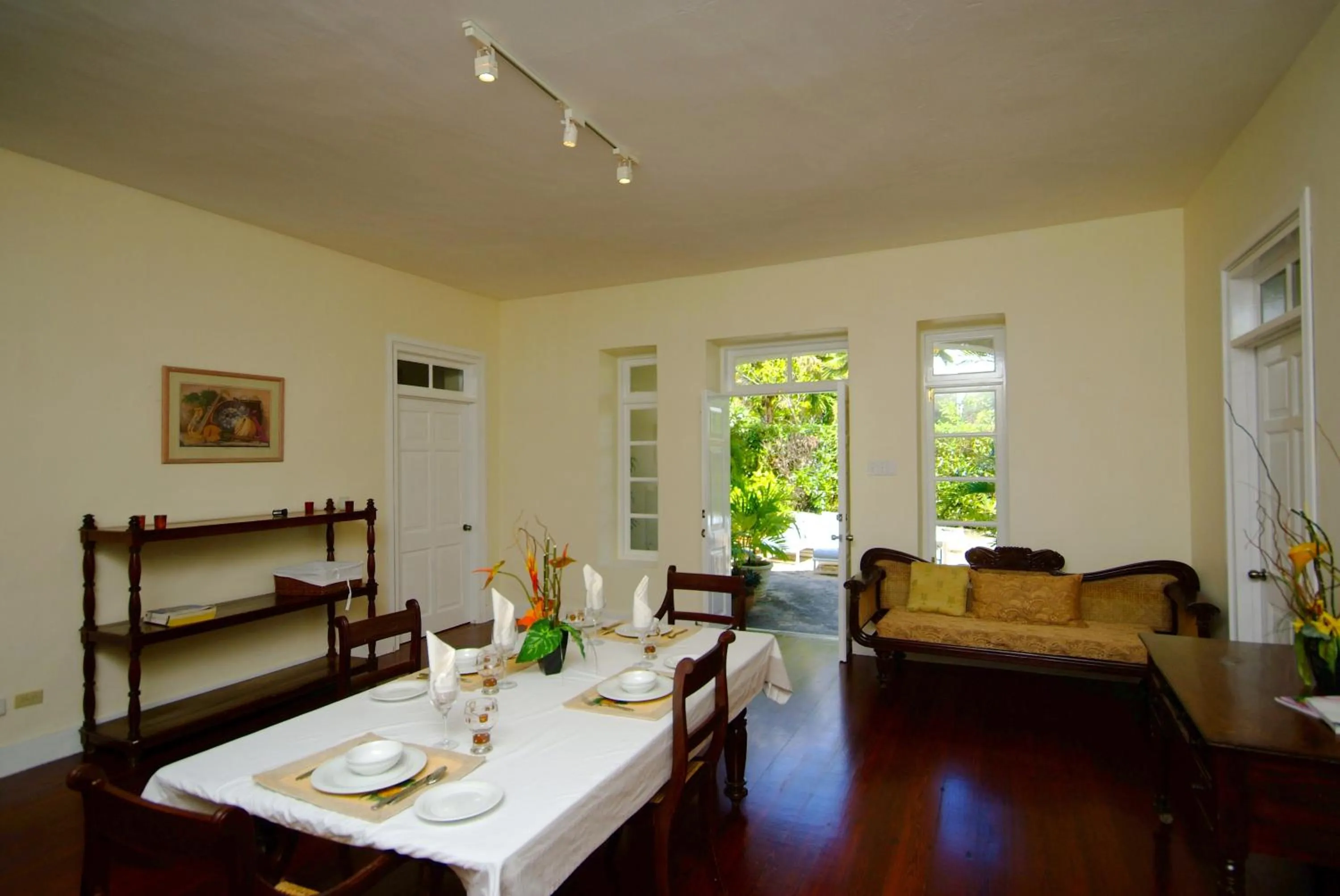 Food and drinks in Inchcape Seaside Villas