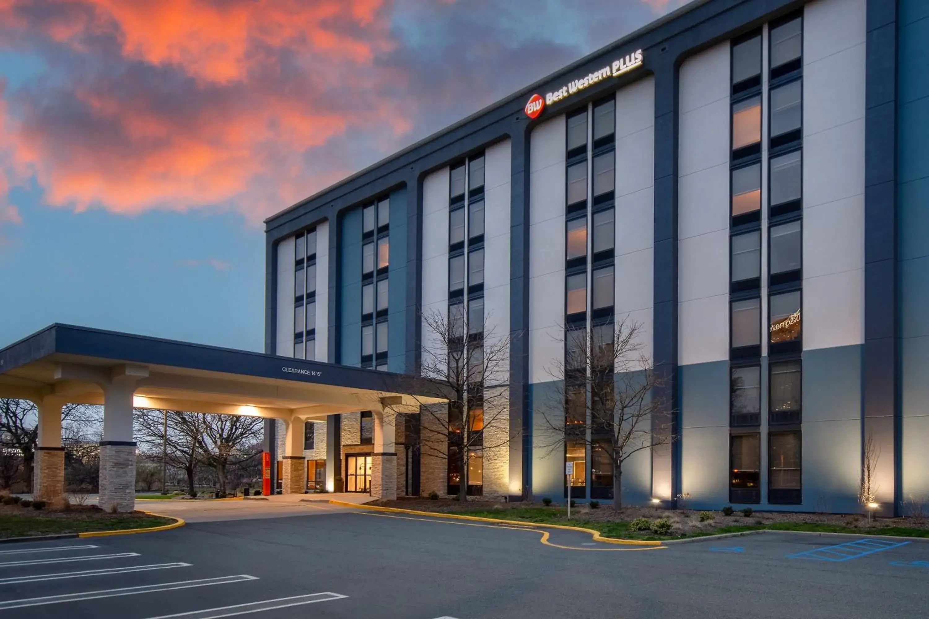 Property building in Best Western Plus Meadowlands Property building in Best Western Plus Meadowlands