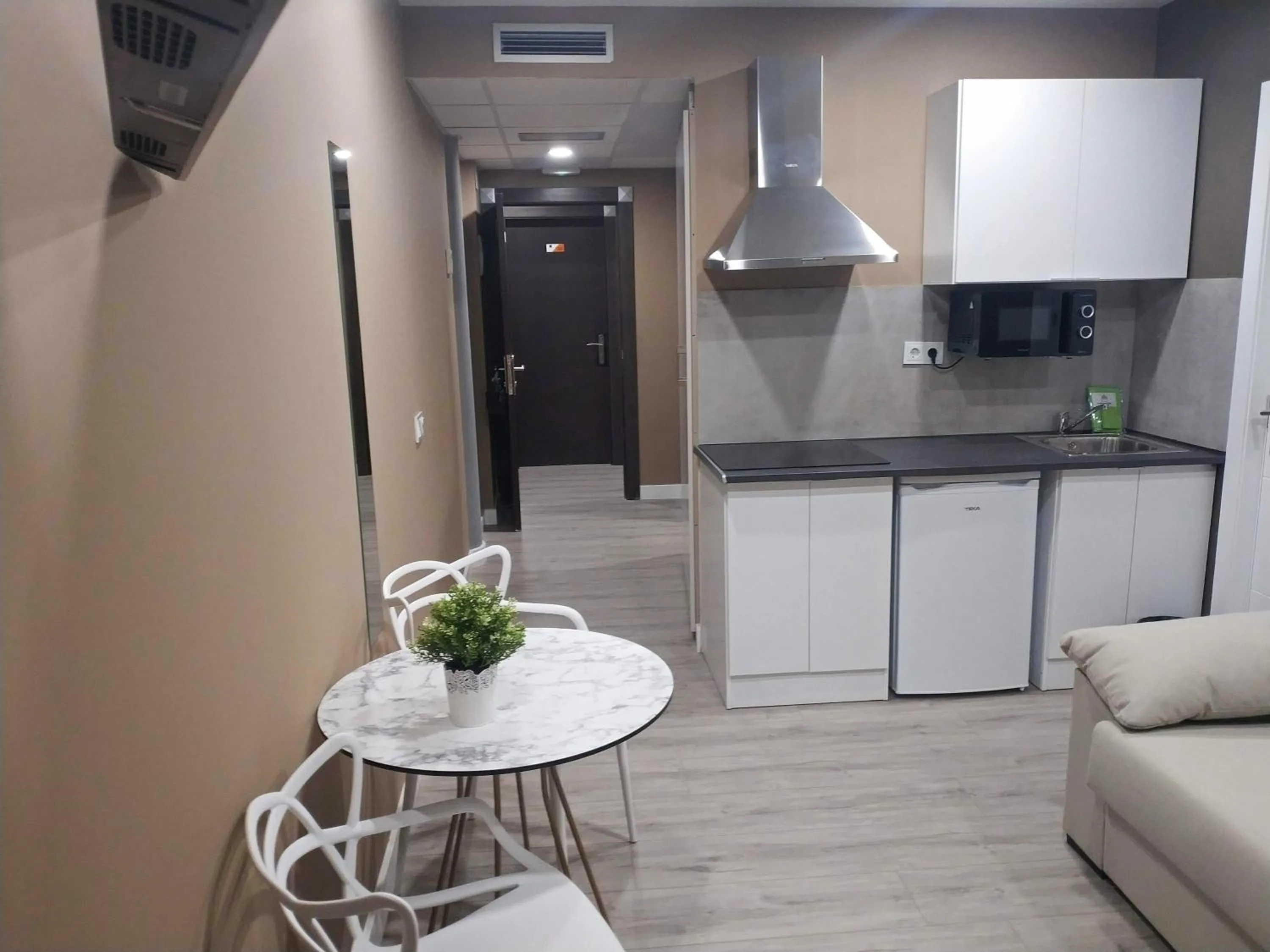 Kitchen or kitchenette in Apartamentos Hi Apartaments Santander 3000