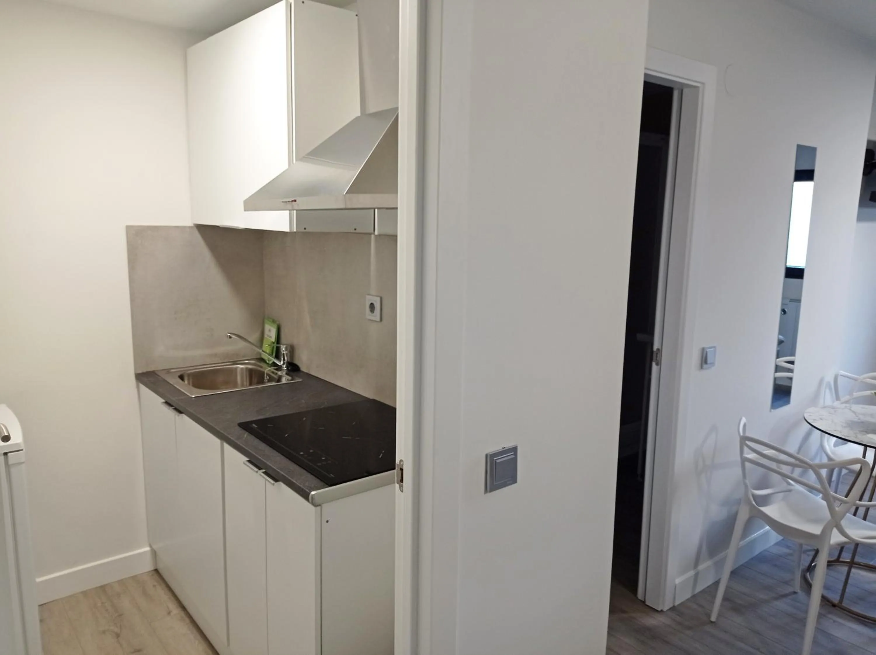 Kitchen or kitchenette in Apartamentos Hi Apartaments Santander 3000