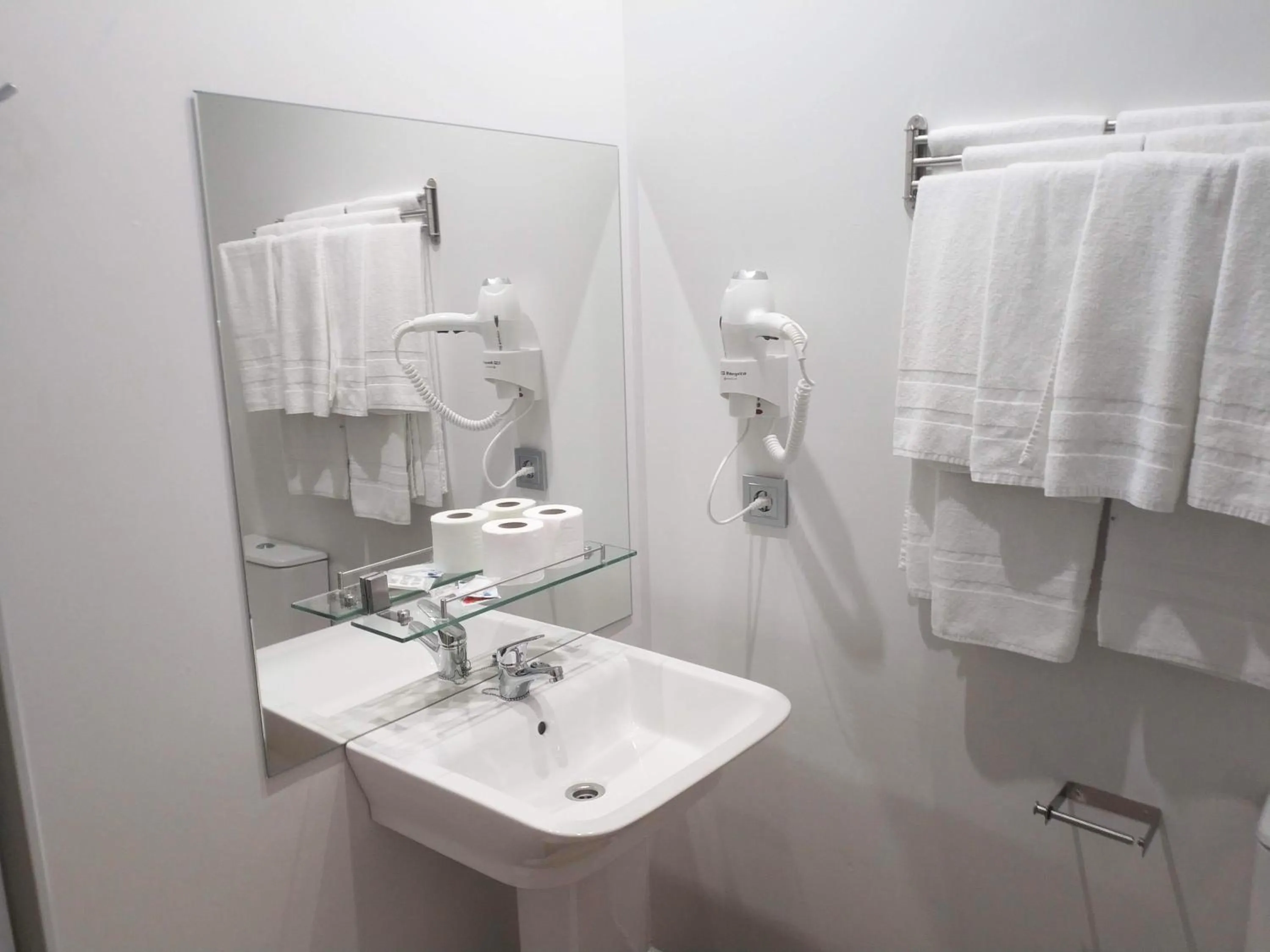 Bathroom in Apartamentos Hi Apartaments Santander 3000