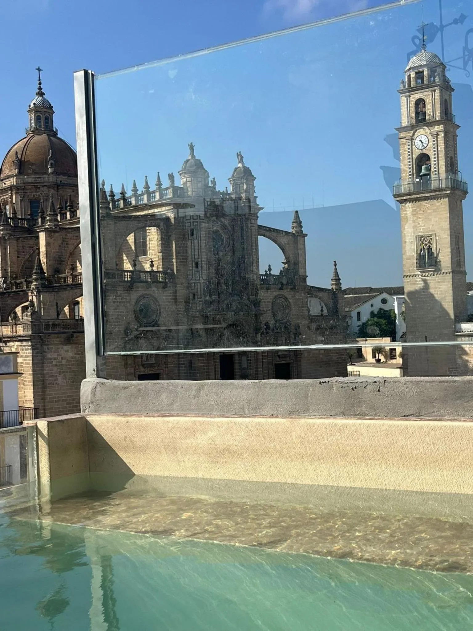 Swimming pool in Catedral Suites Jerez