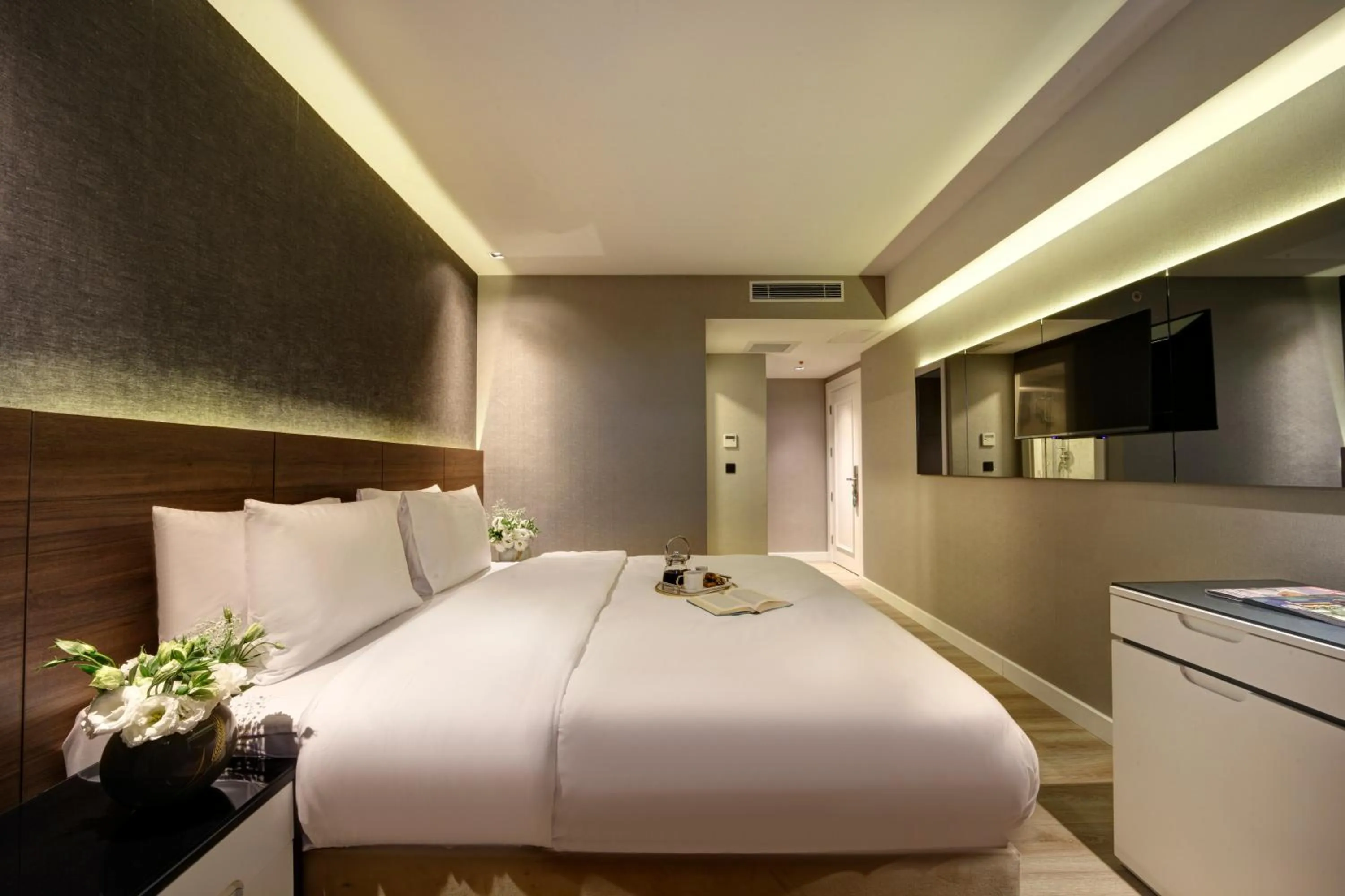 Photo of the whole room, Bed in Dora Pera Hotel