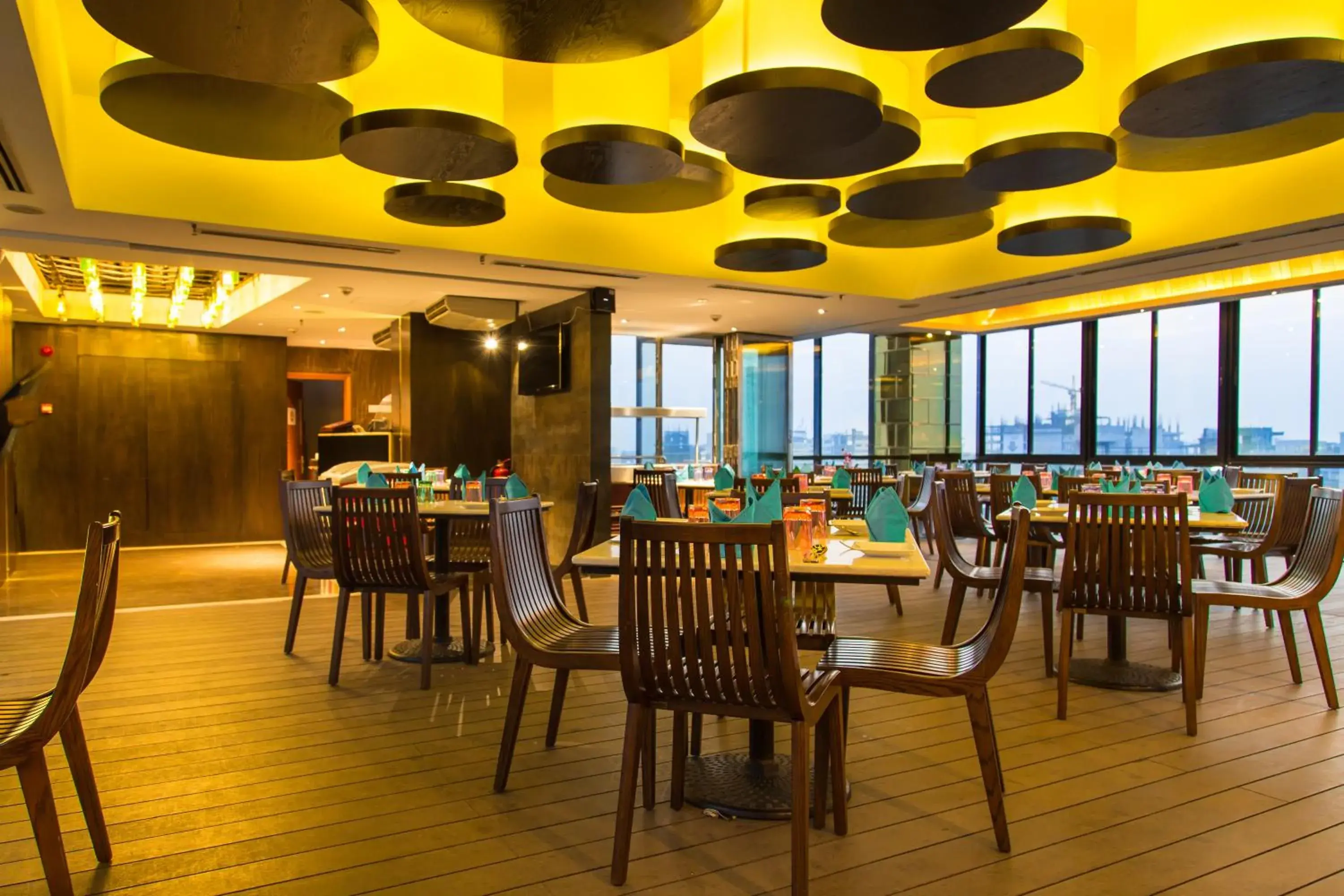 Restaurant/places to eat in Six Seasons Hotel Restaurant/places to eat in Six Seasons Hotel