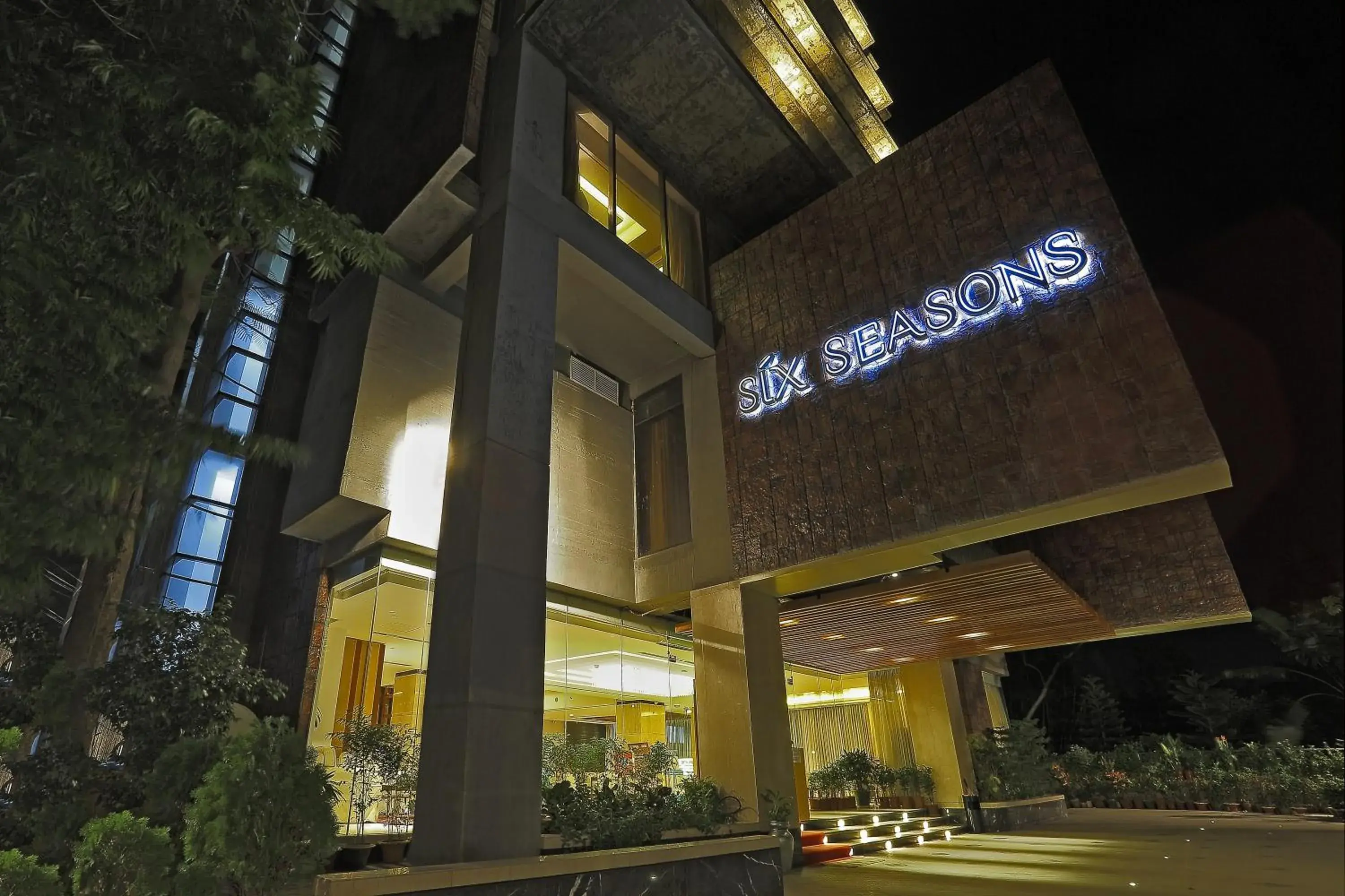 Facade/entrance in Six Seasons Hotel Facade/entrance in Six Seasons Hotel