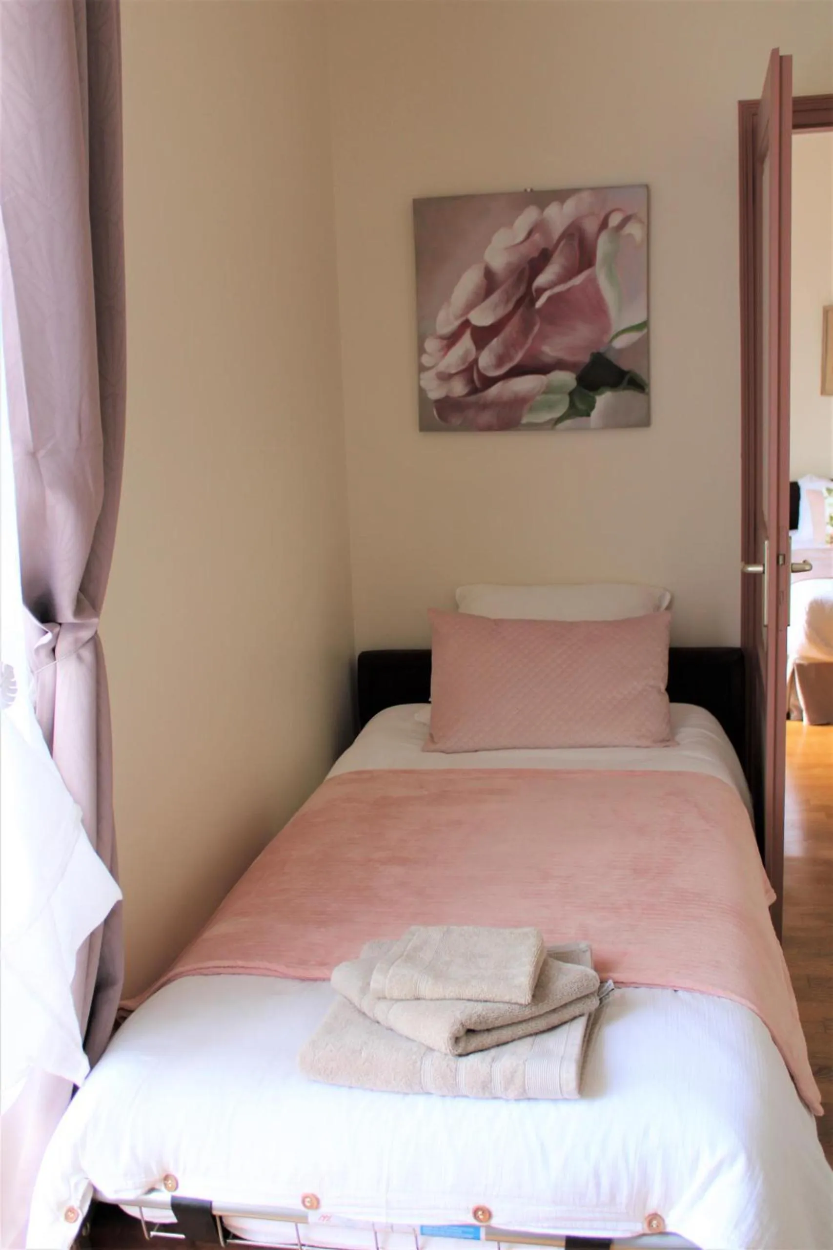 Bedroom, Bed in Chambre d'hôtes "Au bord de Loire"