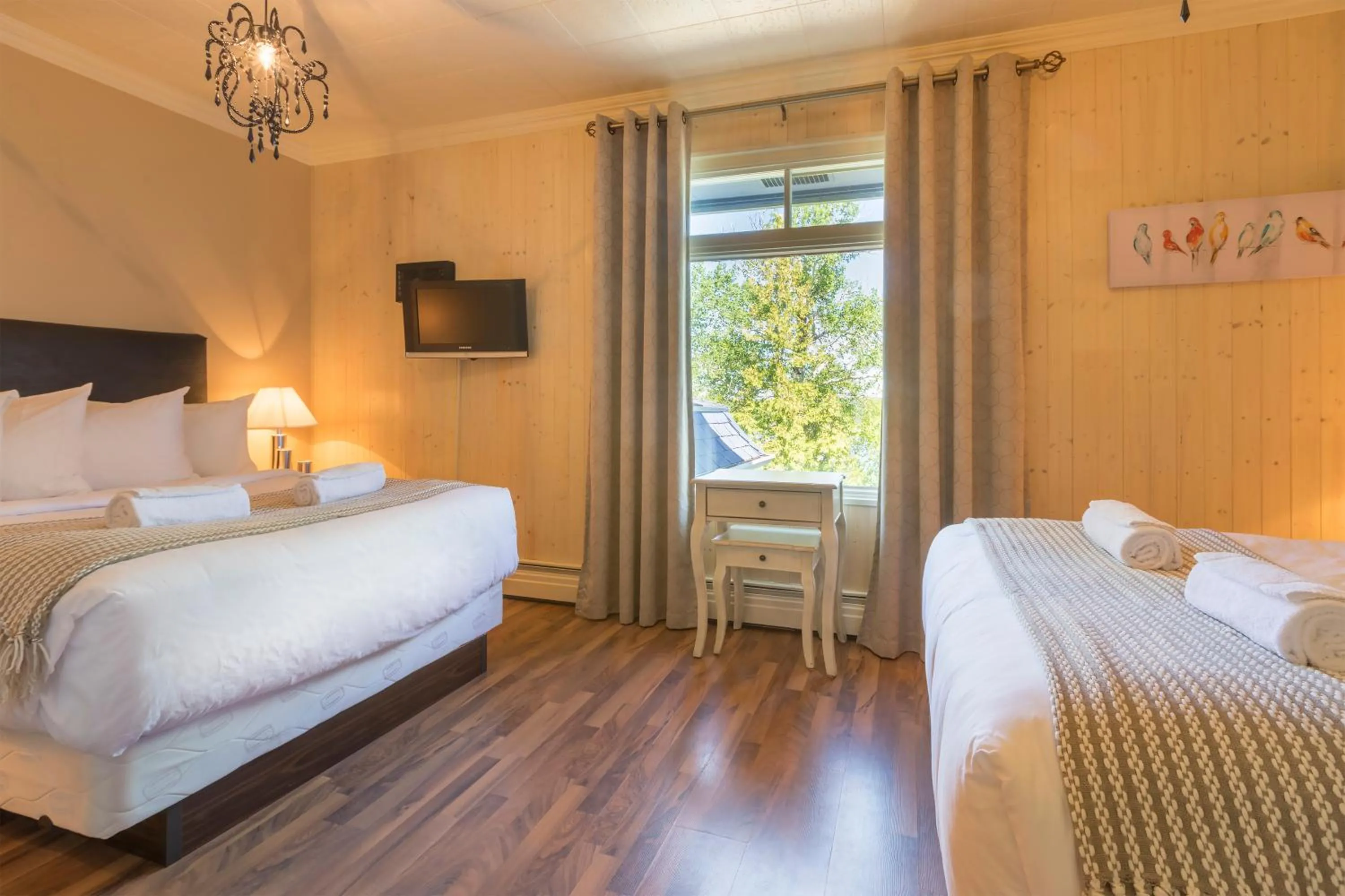 Quadruple Room with Lake View in Auberge des Berges