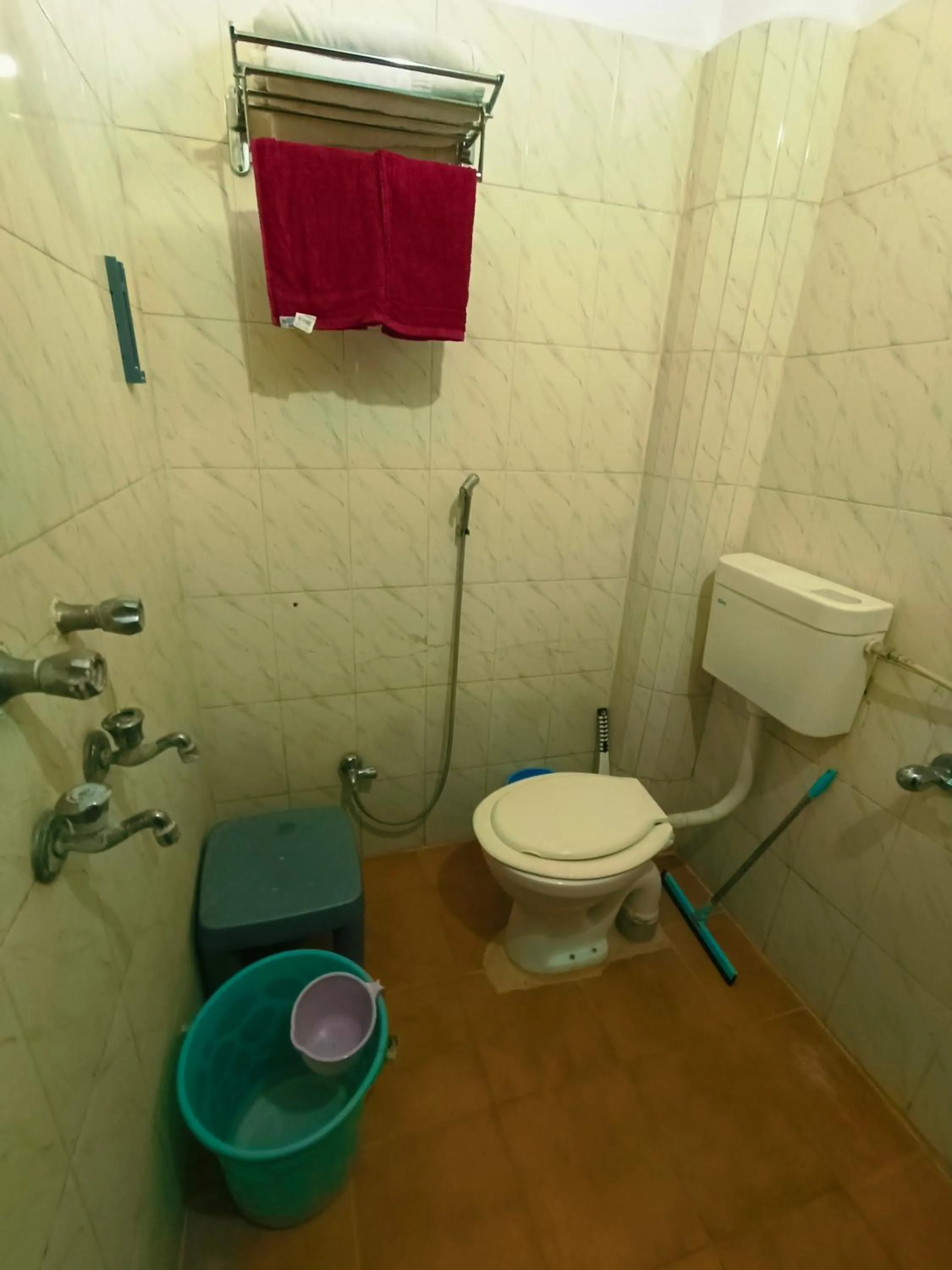 Shower in Baba Guest House