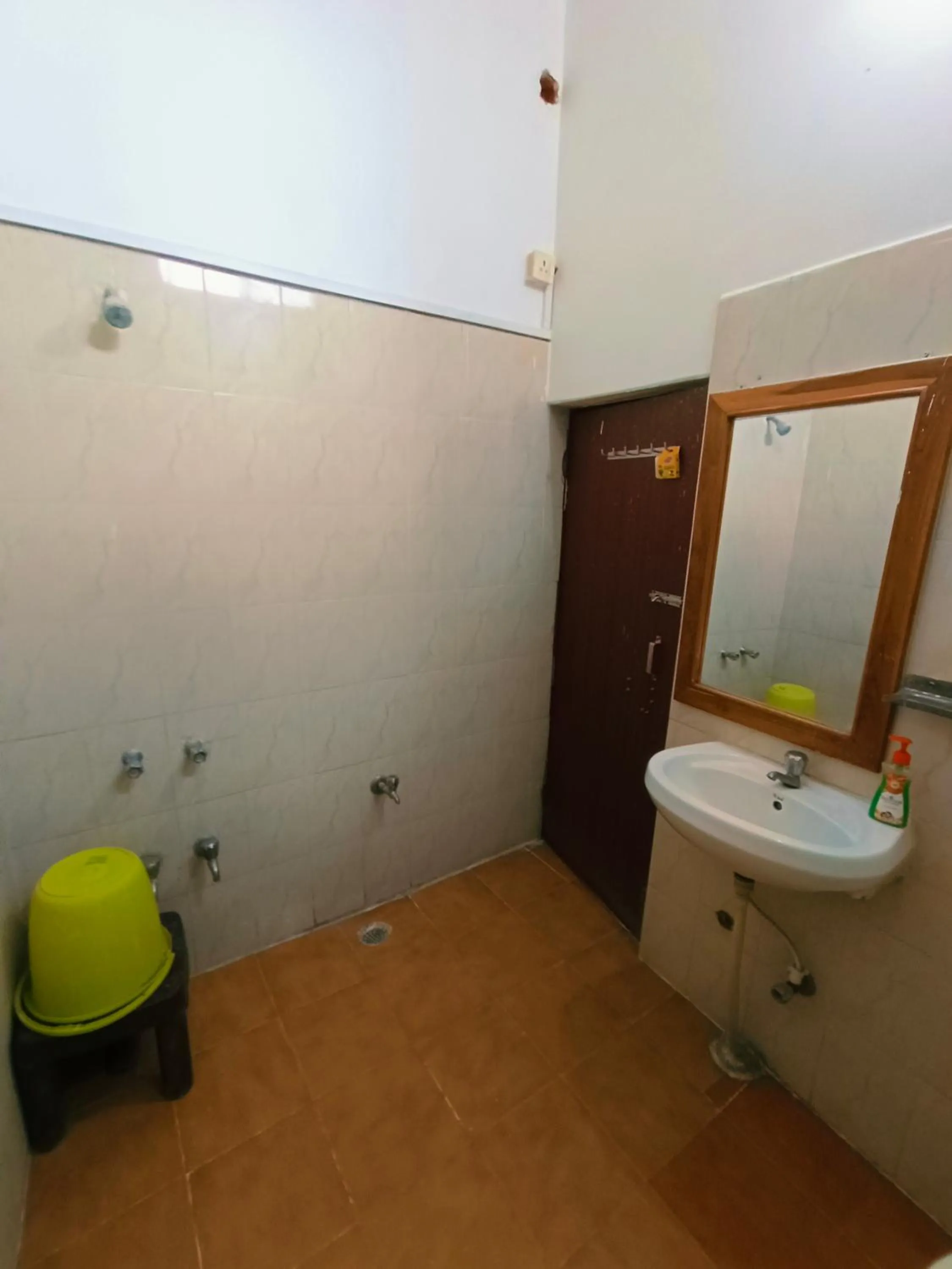 Shower in Baba Guest House