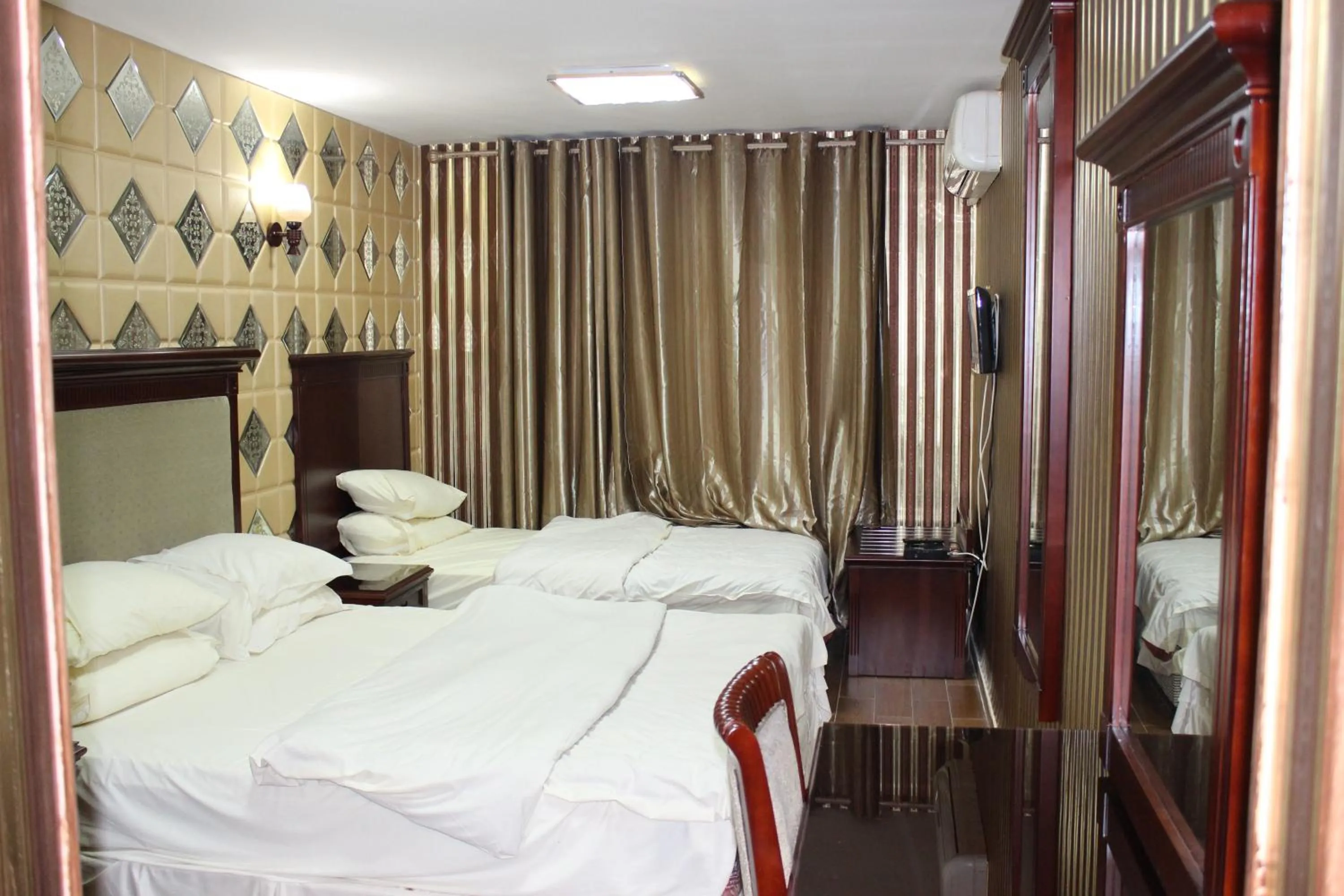 Photo of the whole room, Bed in Rana Palace