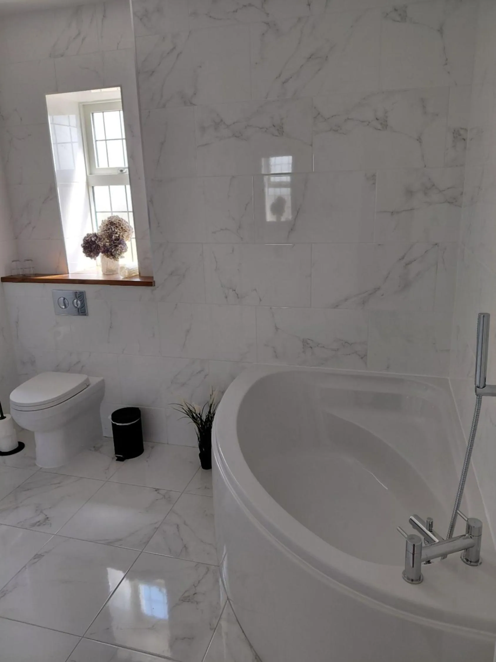 Bathroom in The White Hart Inn