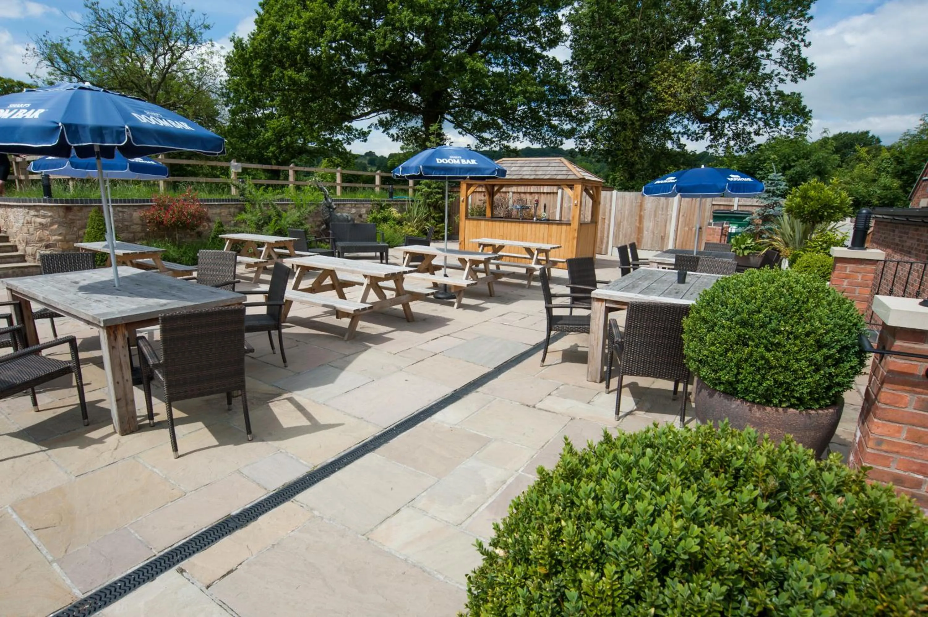 Patio in The White Hart Inn