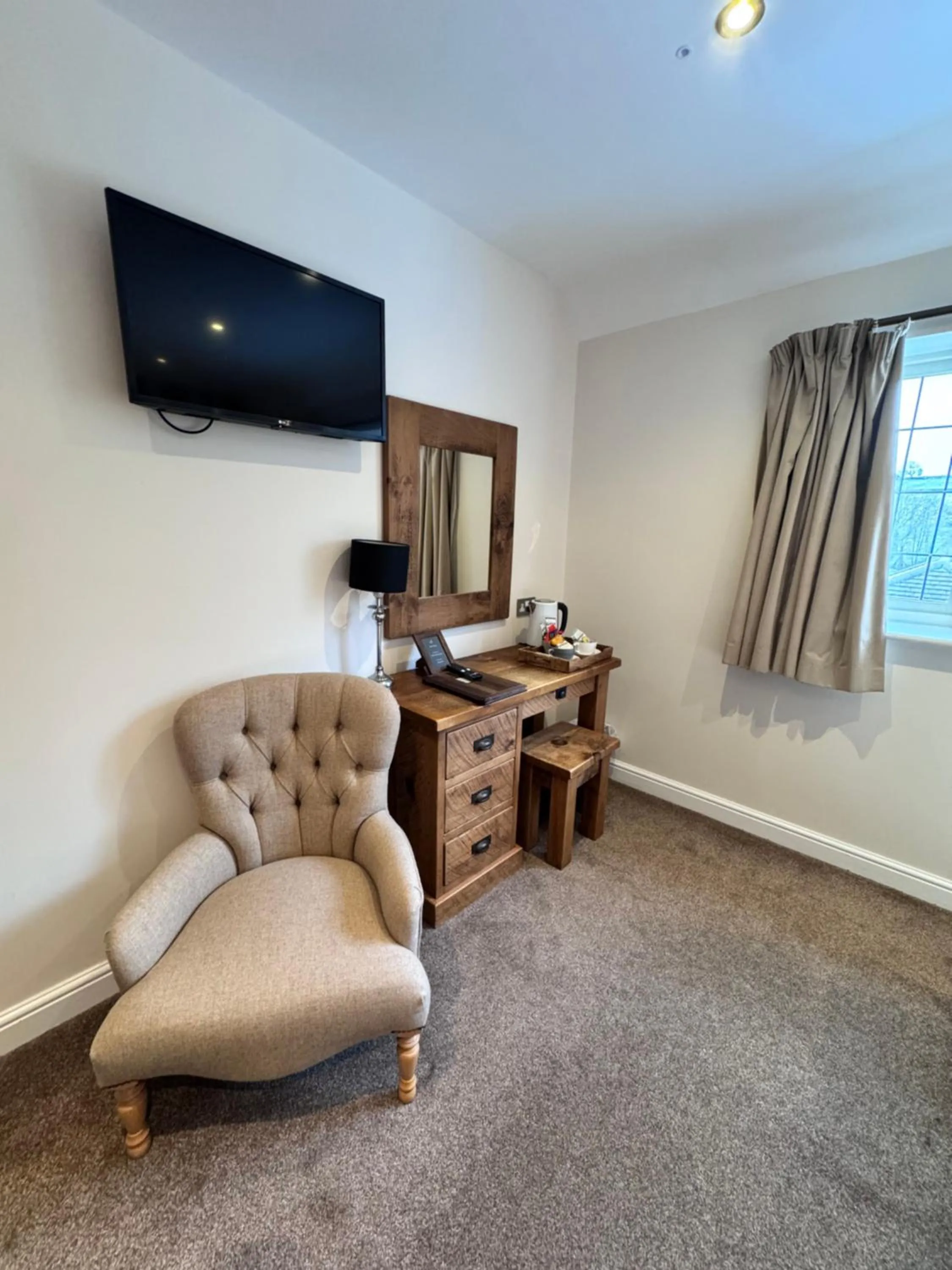 Bedroom in The White Hart Inn