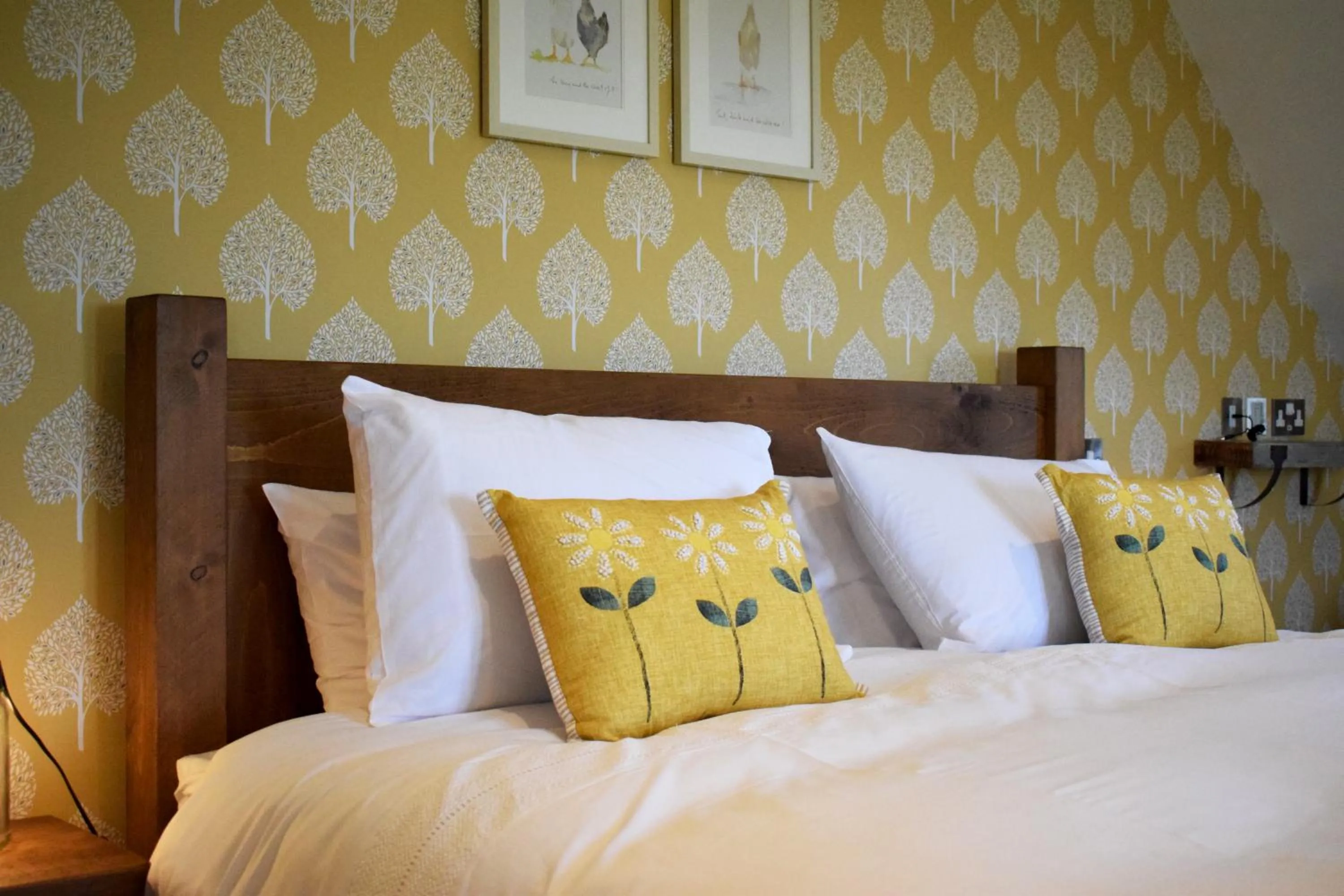 Bedroom, Bed in The White Hart Inn