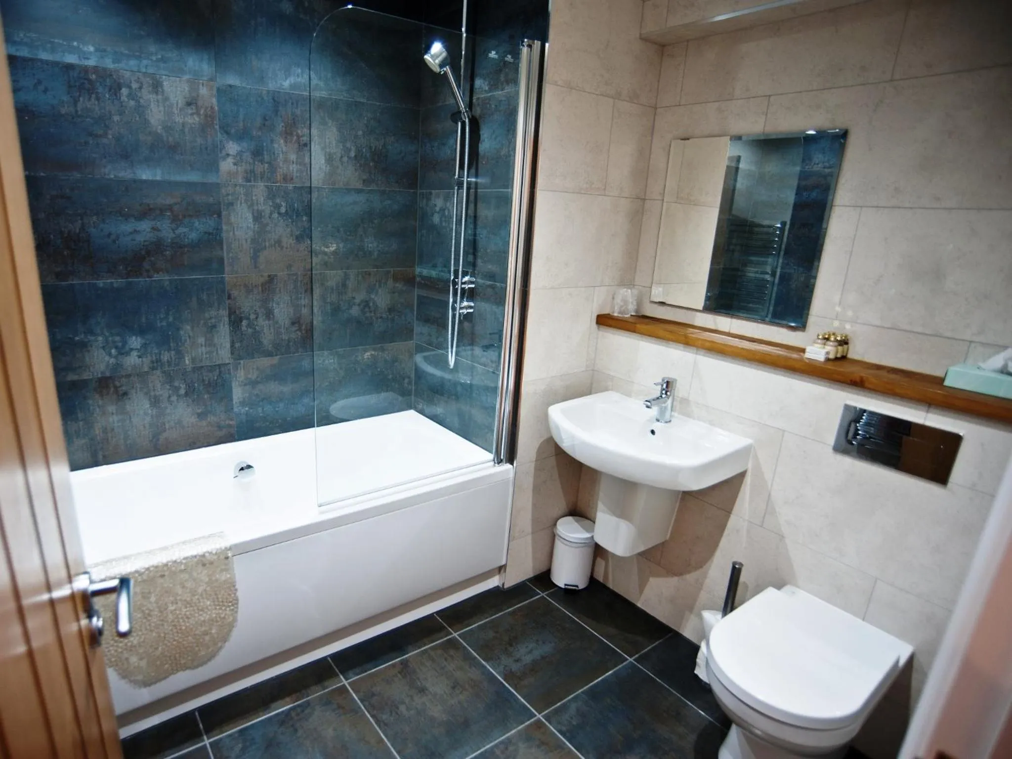 Bathroom in The White Hart Inn