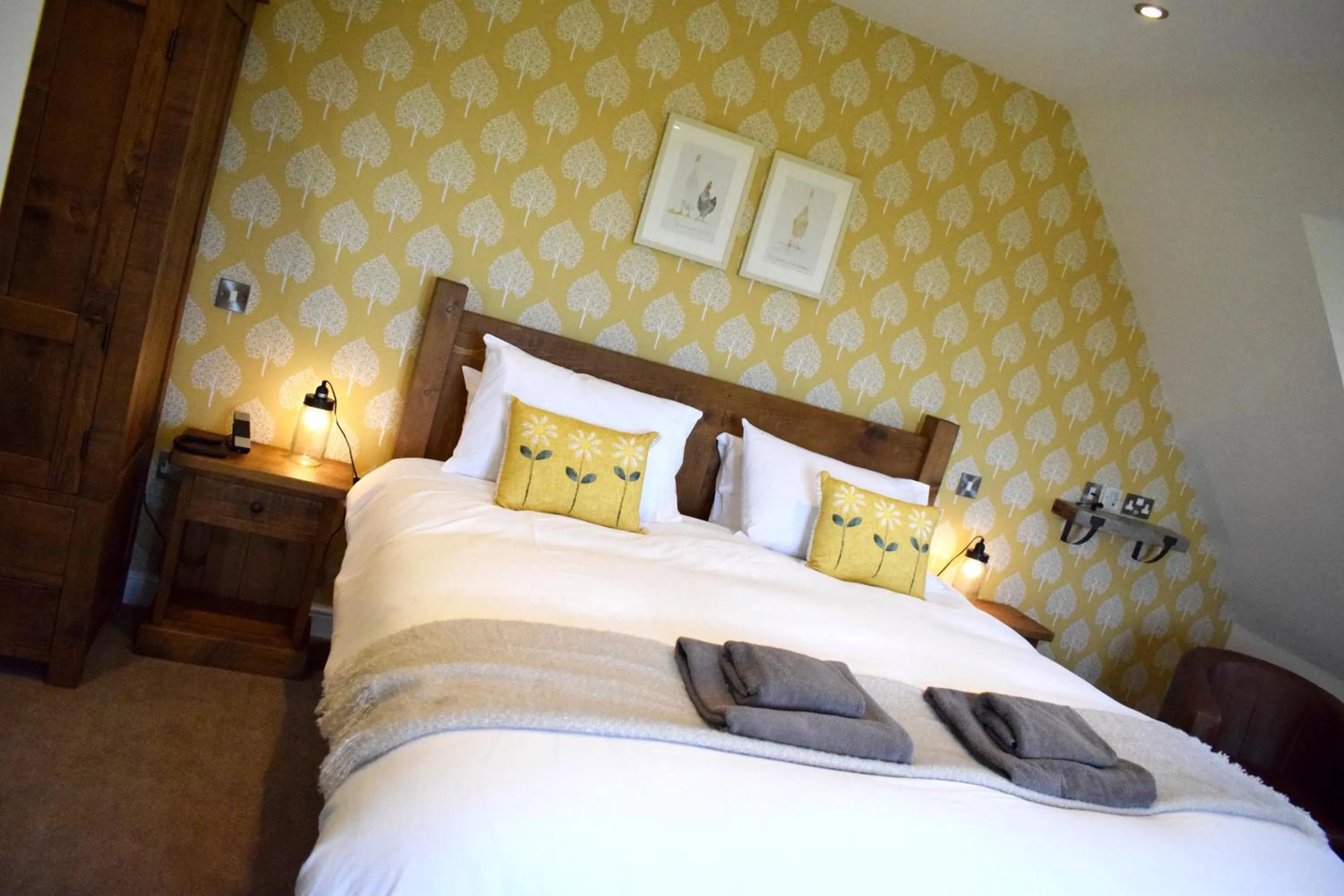Bedroom, Bed in The White Hart Inn