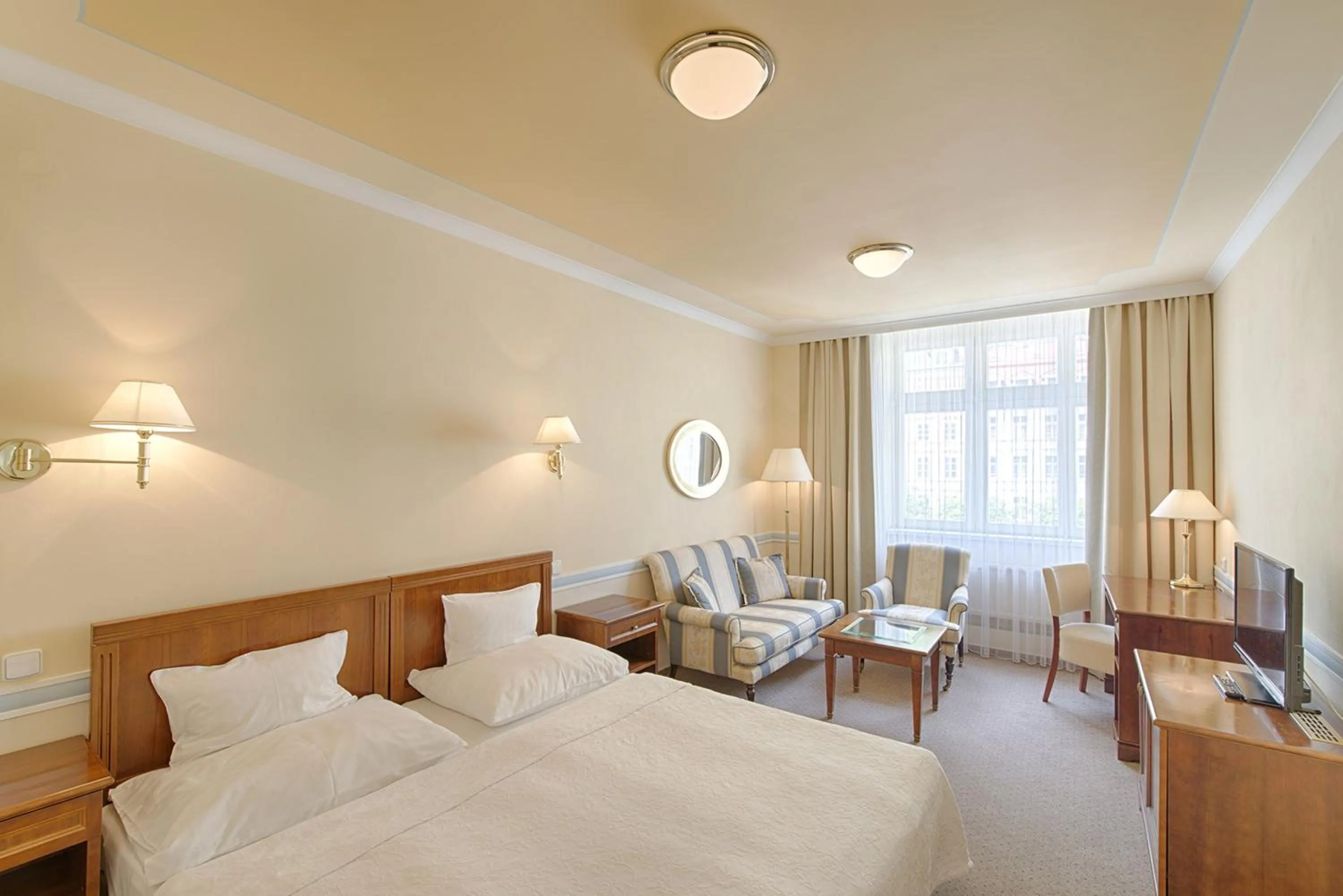 Photo of the whole room, Bed in Hotel Embassy