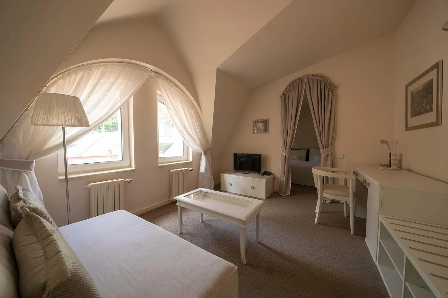 Bed in Hotel Embassy