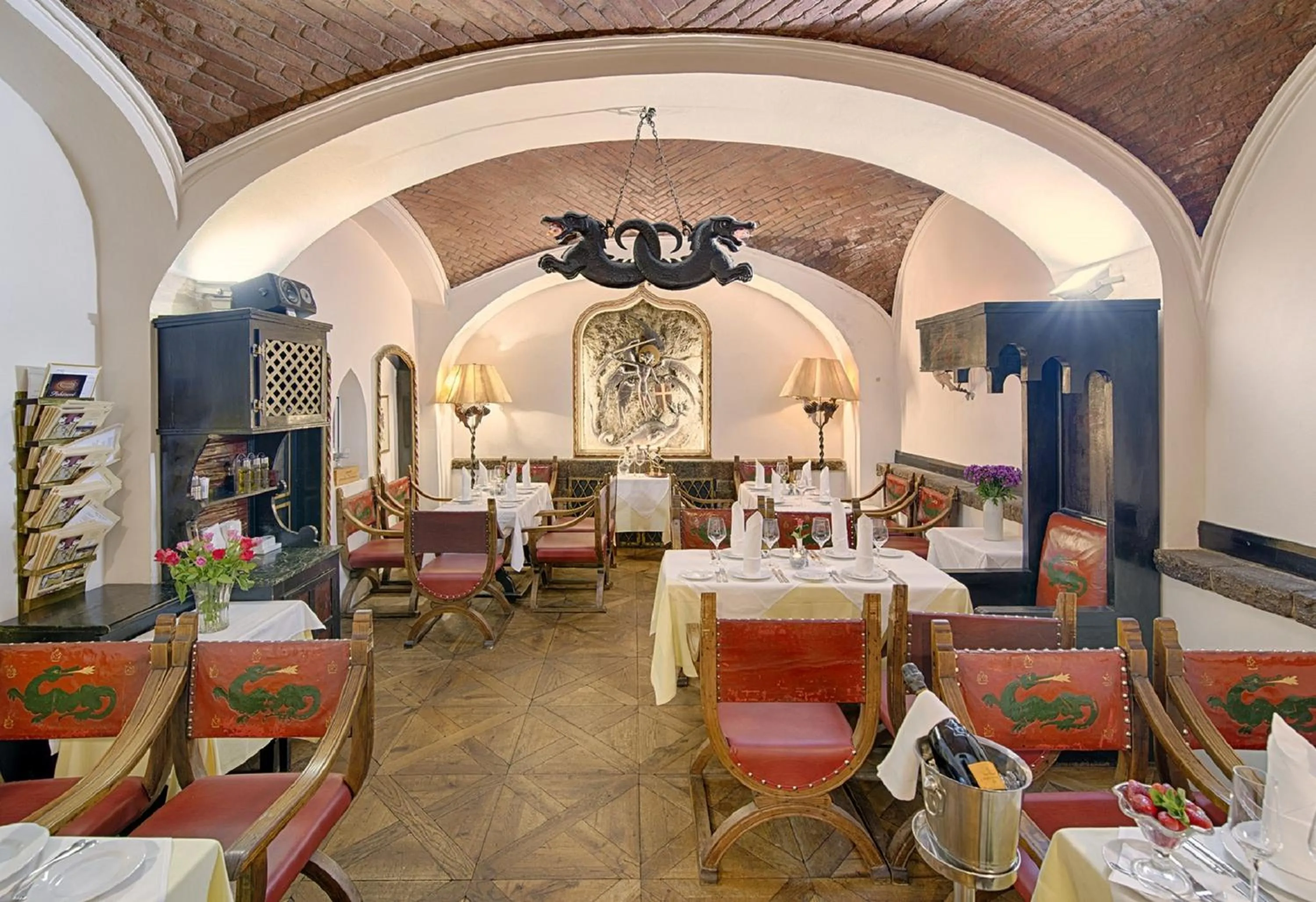 Restaurant/places to eat in Hotel Embassy