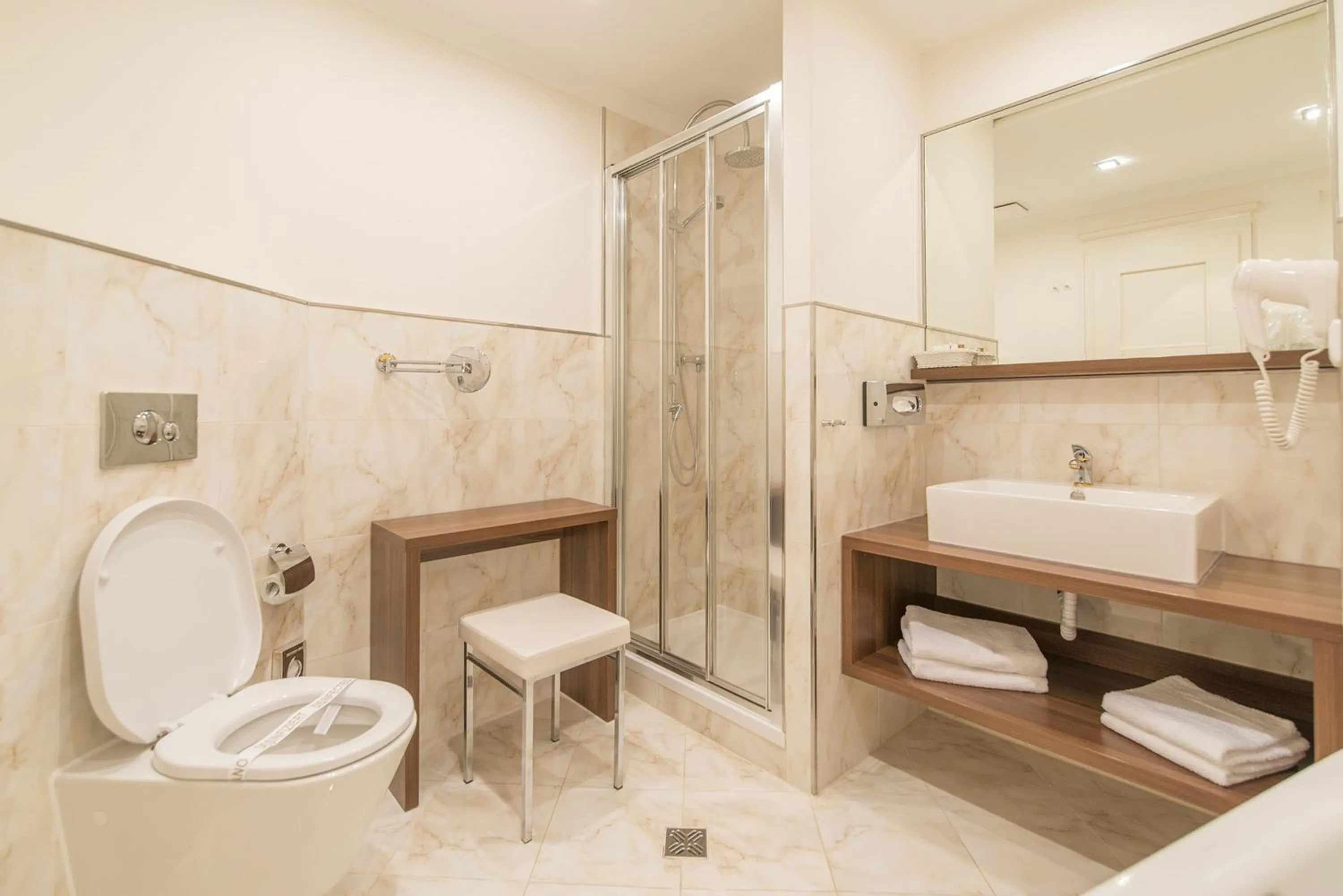 Bathroom in Hotel Embassy