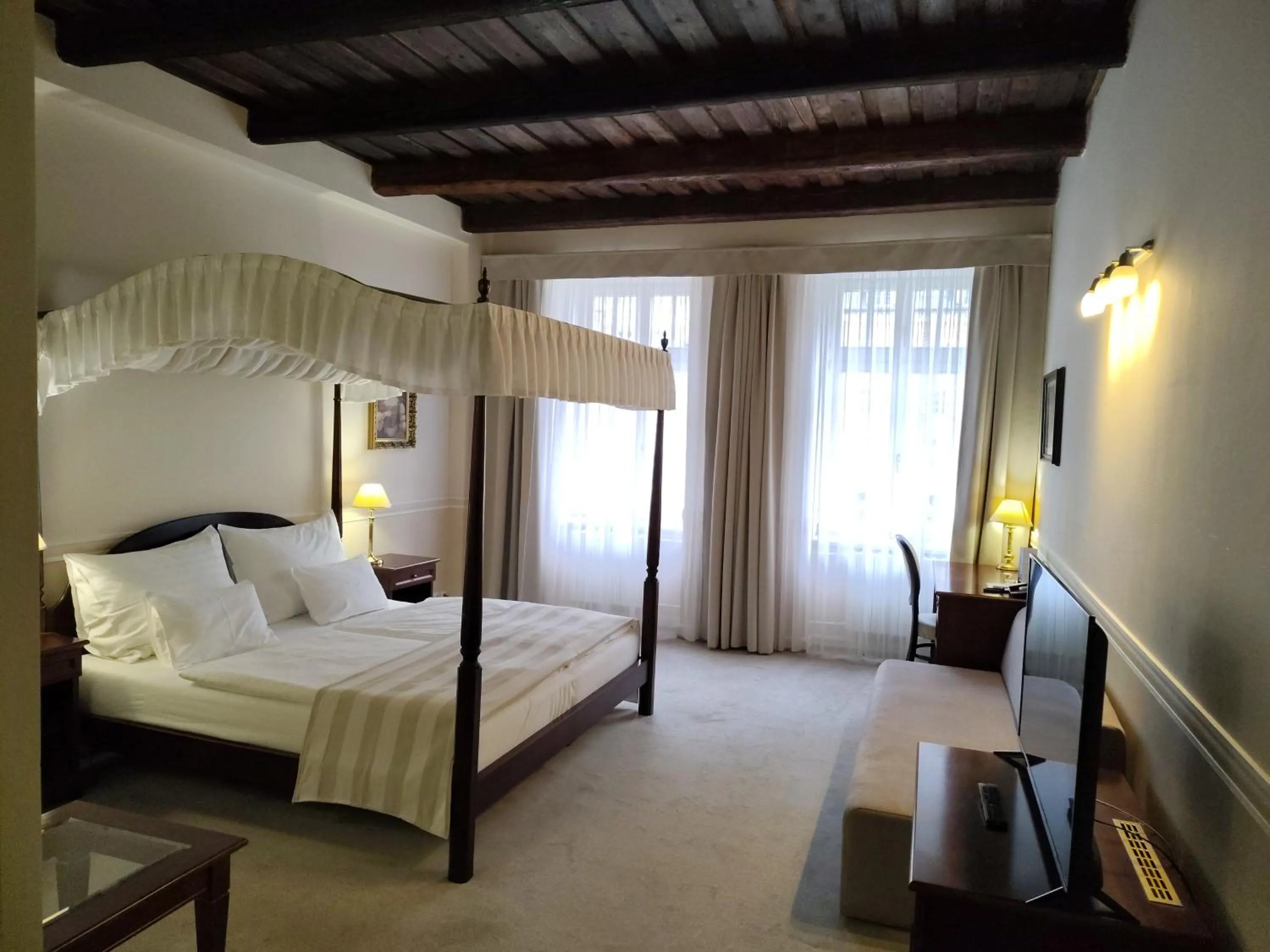 Bedroom, Bed in Hotel Embassy