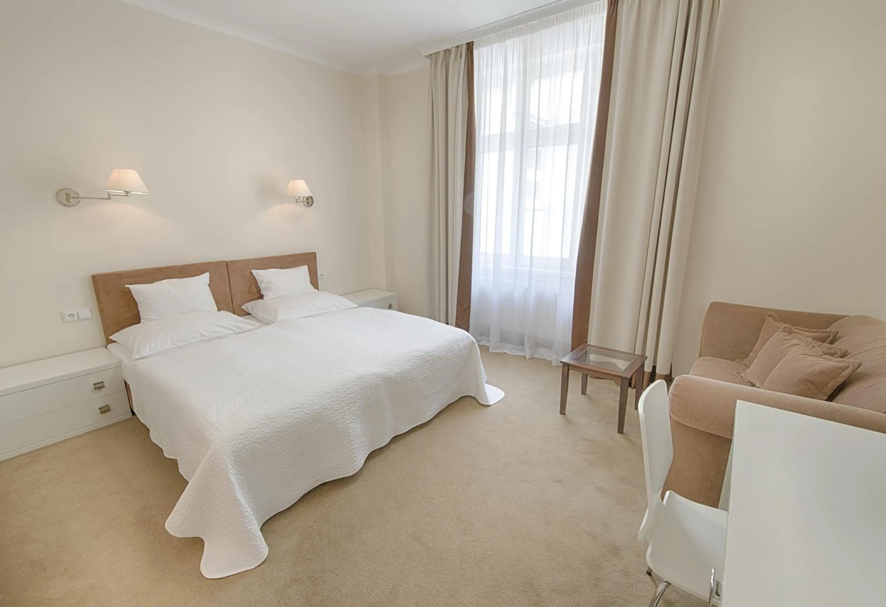 Bed in Hotel Embassy