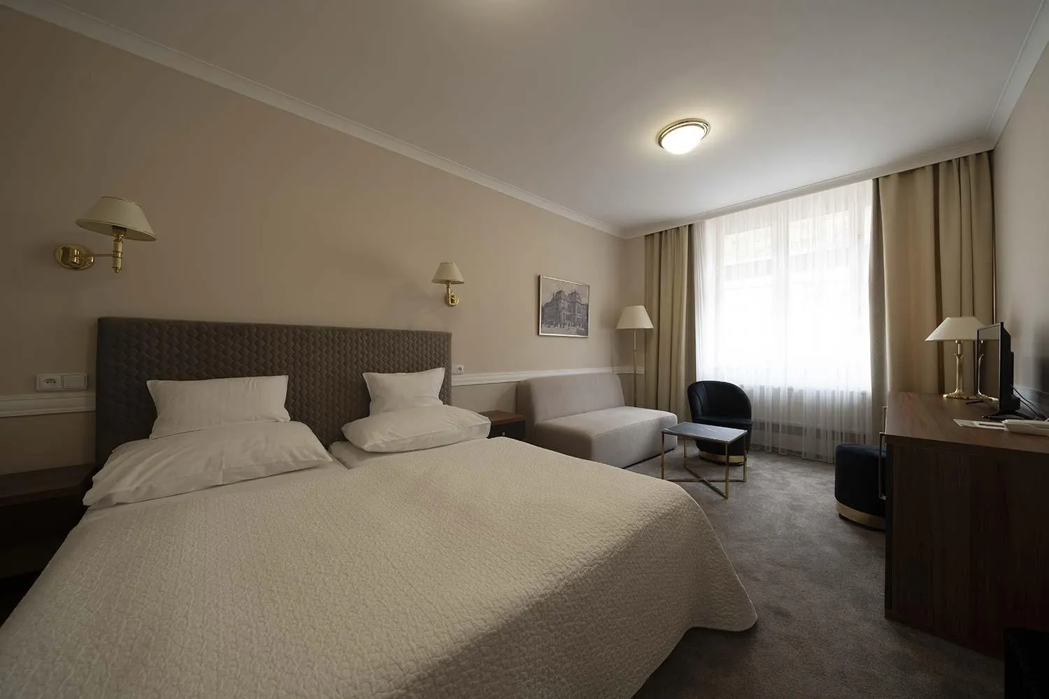 Bathroom, Bed in Hotel Embassy