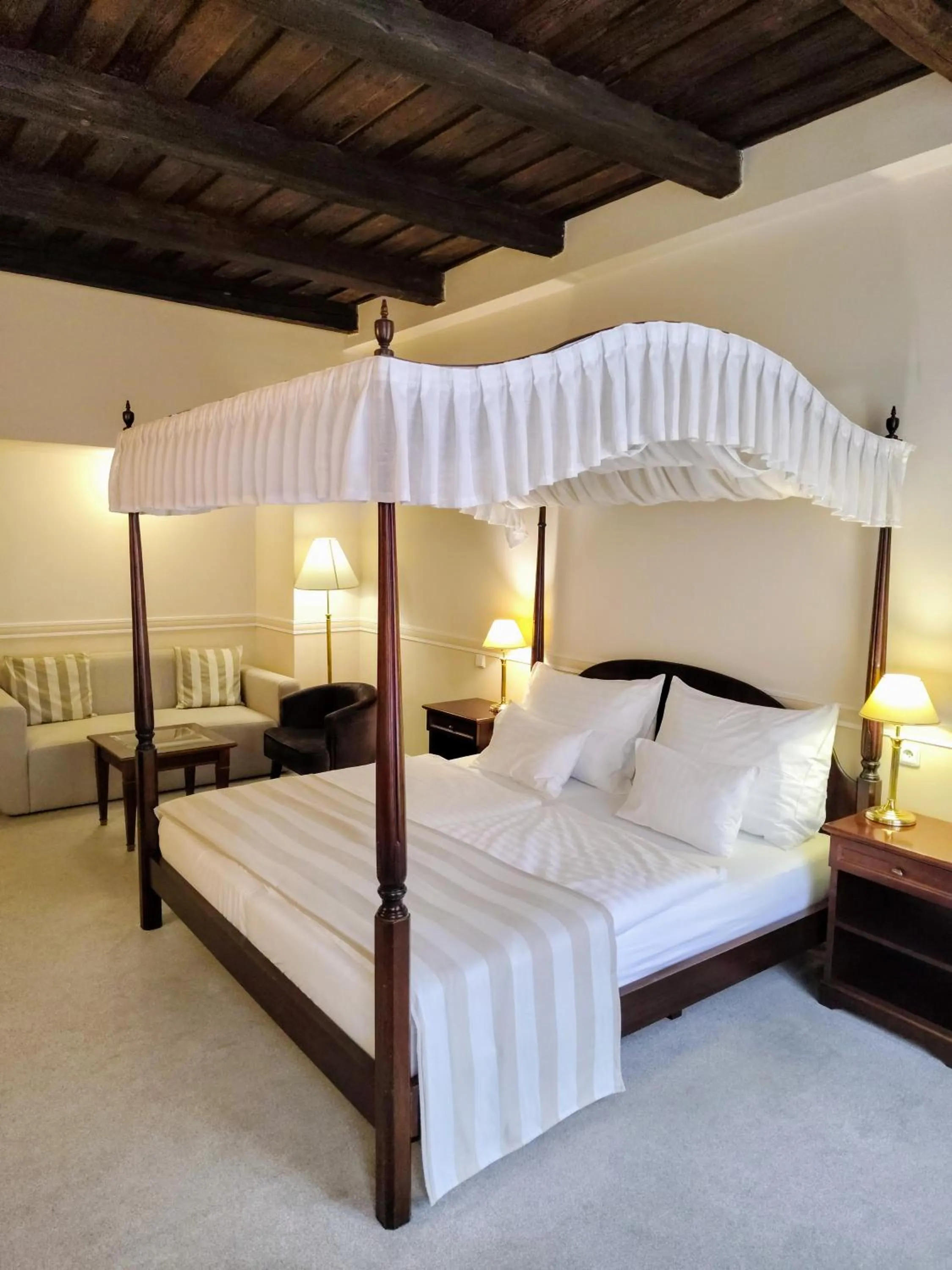 Bedroom, Bed in Hotel Embassy