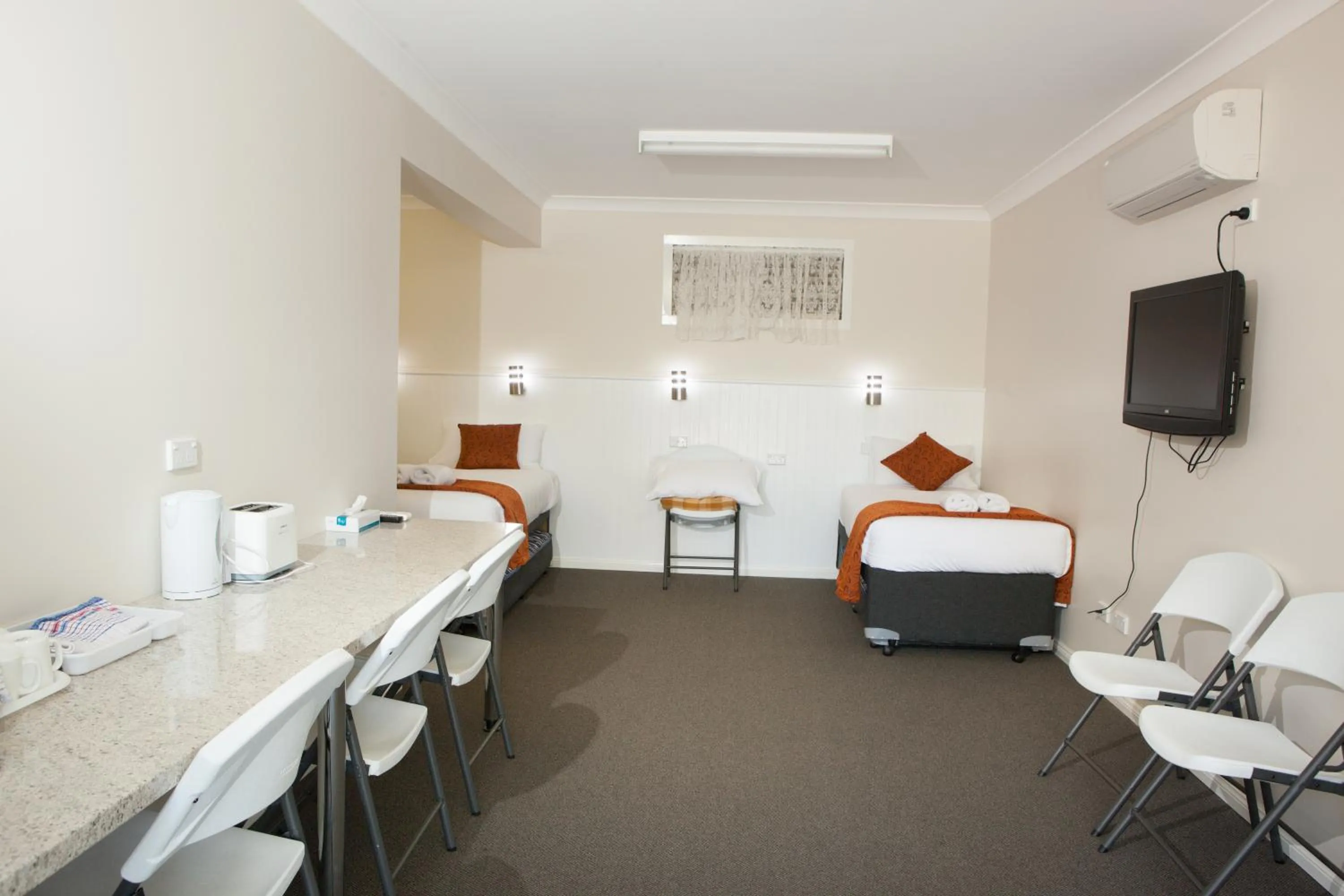Photo of the whole room, Bed in Bathurst Gold Panner