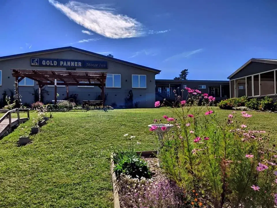 Facade/entrance in Bathurst Gold Panner Facade/entrance in Bathurst Gold Panner