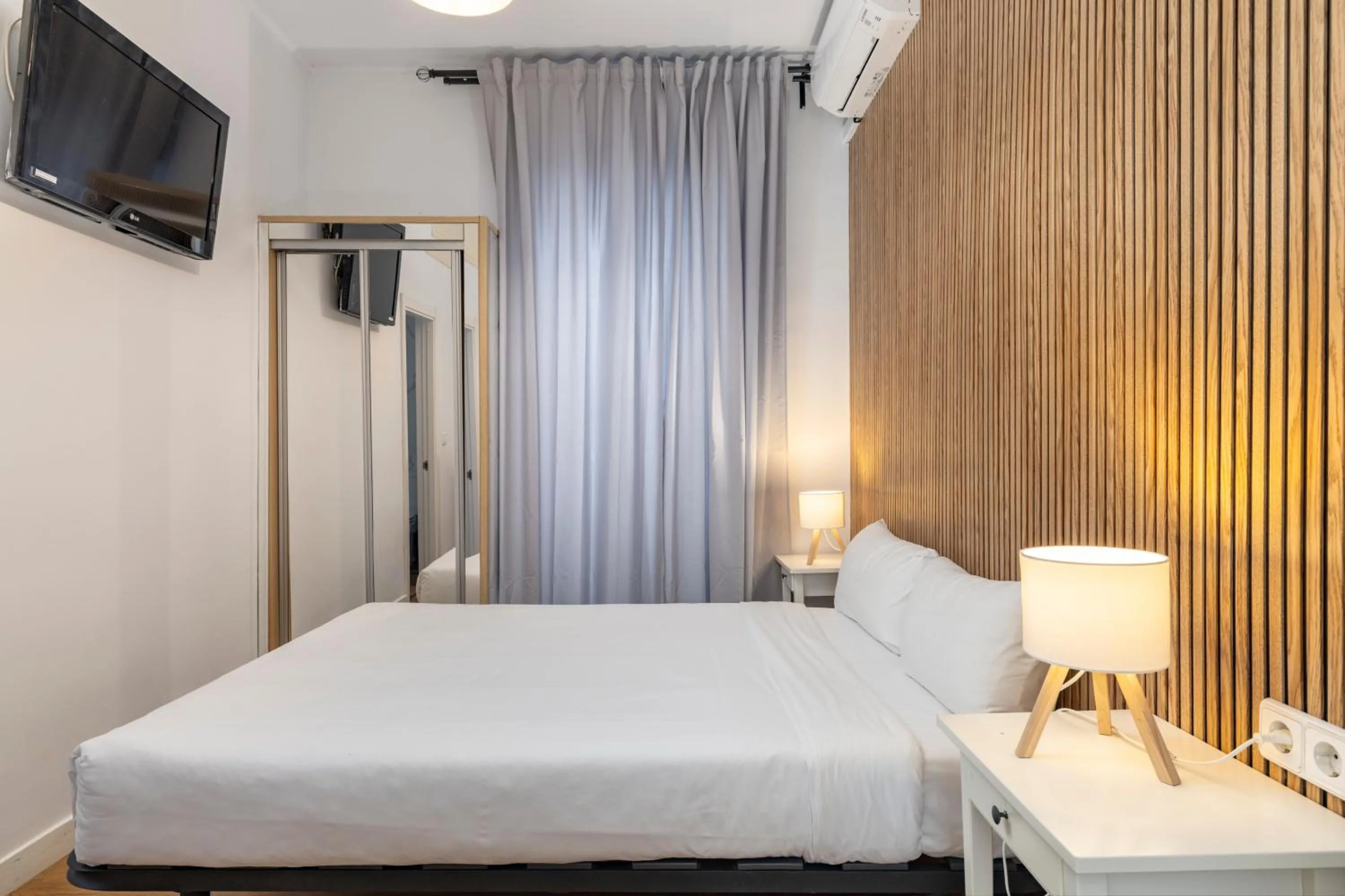 Bedroom, Bed in H-A San Mateo Suites