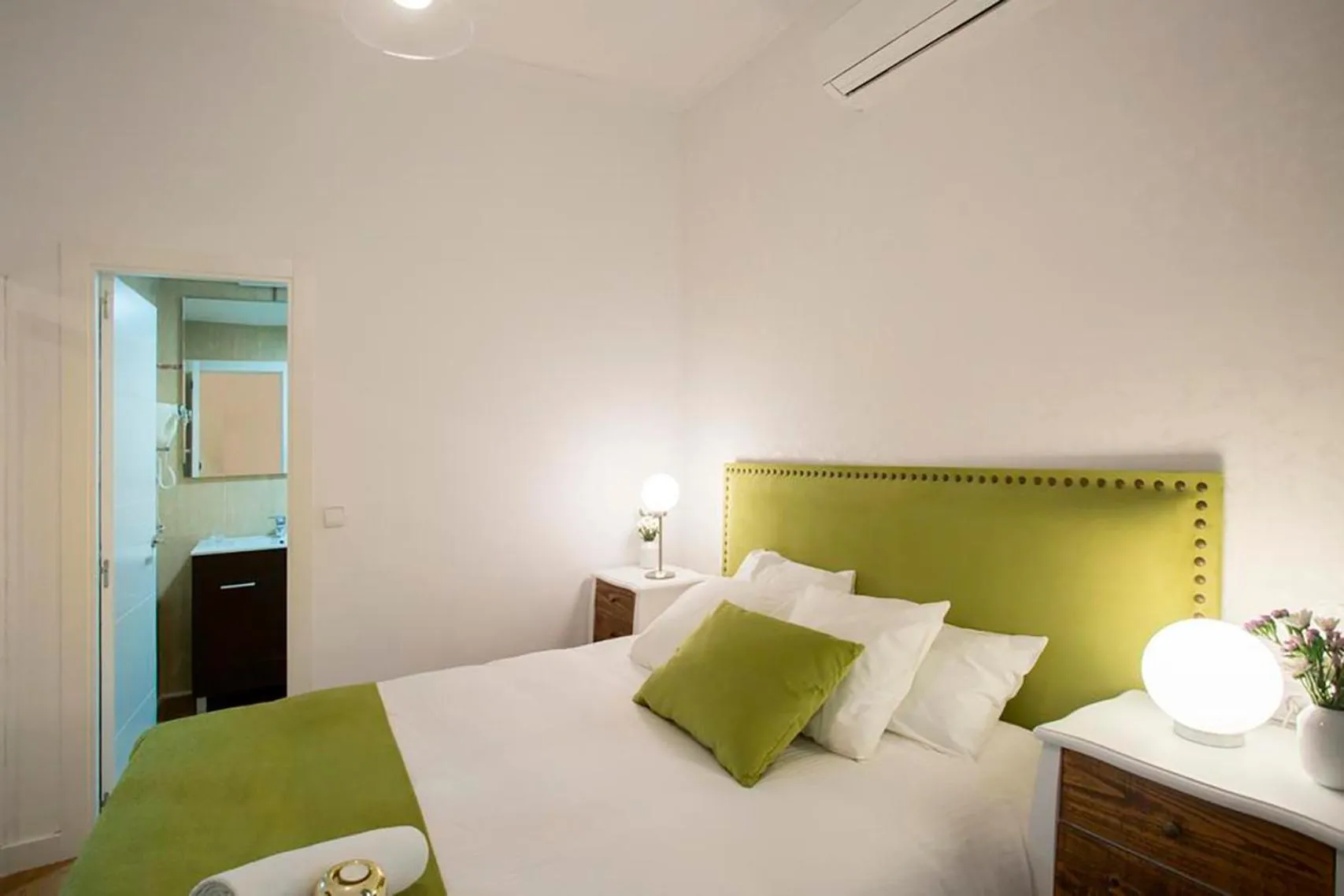 Bedroom, Bed in H-A San Mateo Suites