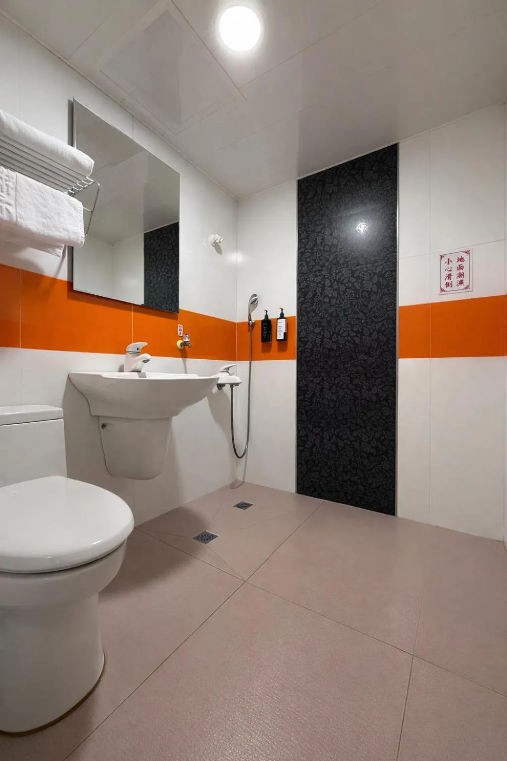 Shower in Ai Lai Fashion Hotel