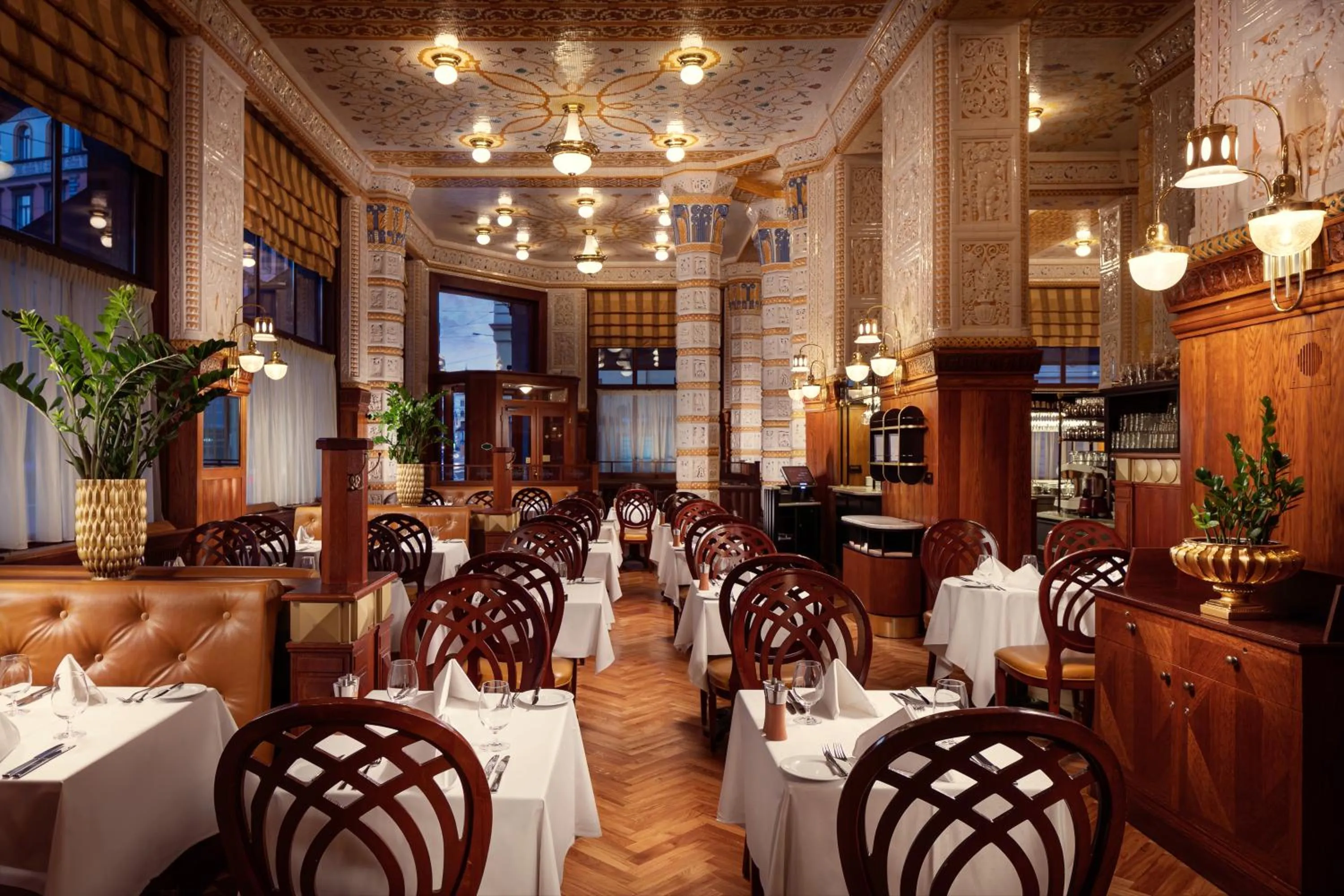 Restaurant/places to eat in Art Deco Imperial Hotel