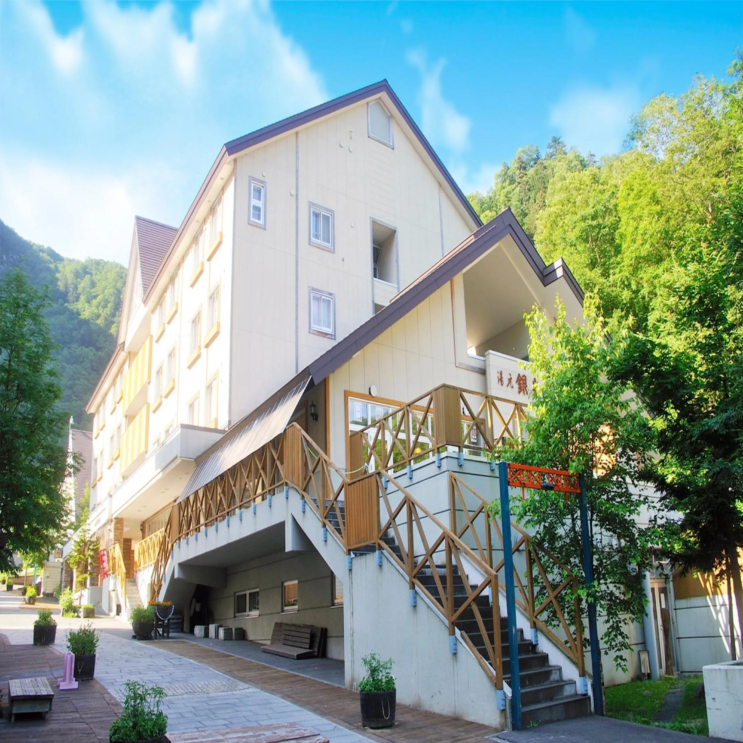 Property building in Yumoto Ginsenkaku