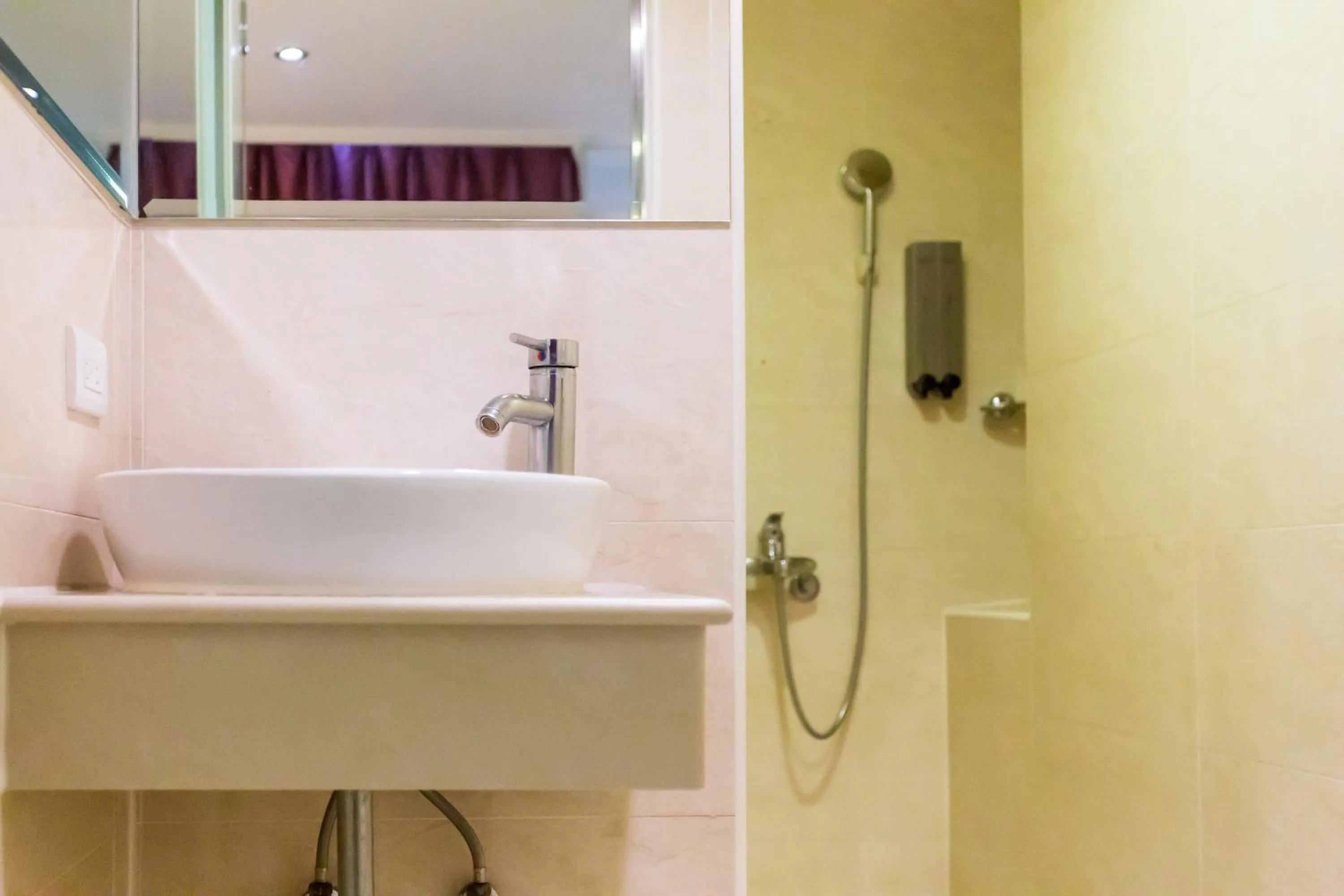 Shower in Newrise Hotel