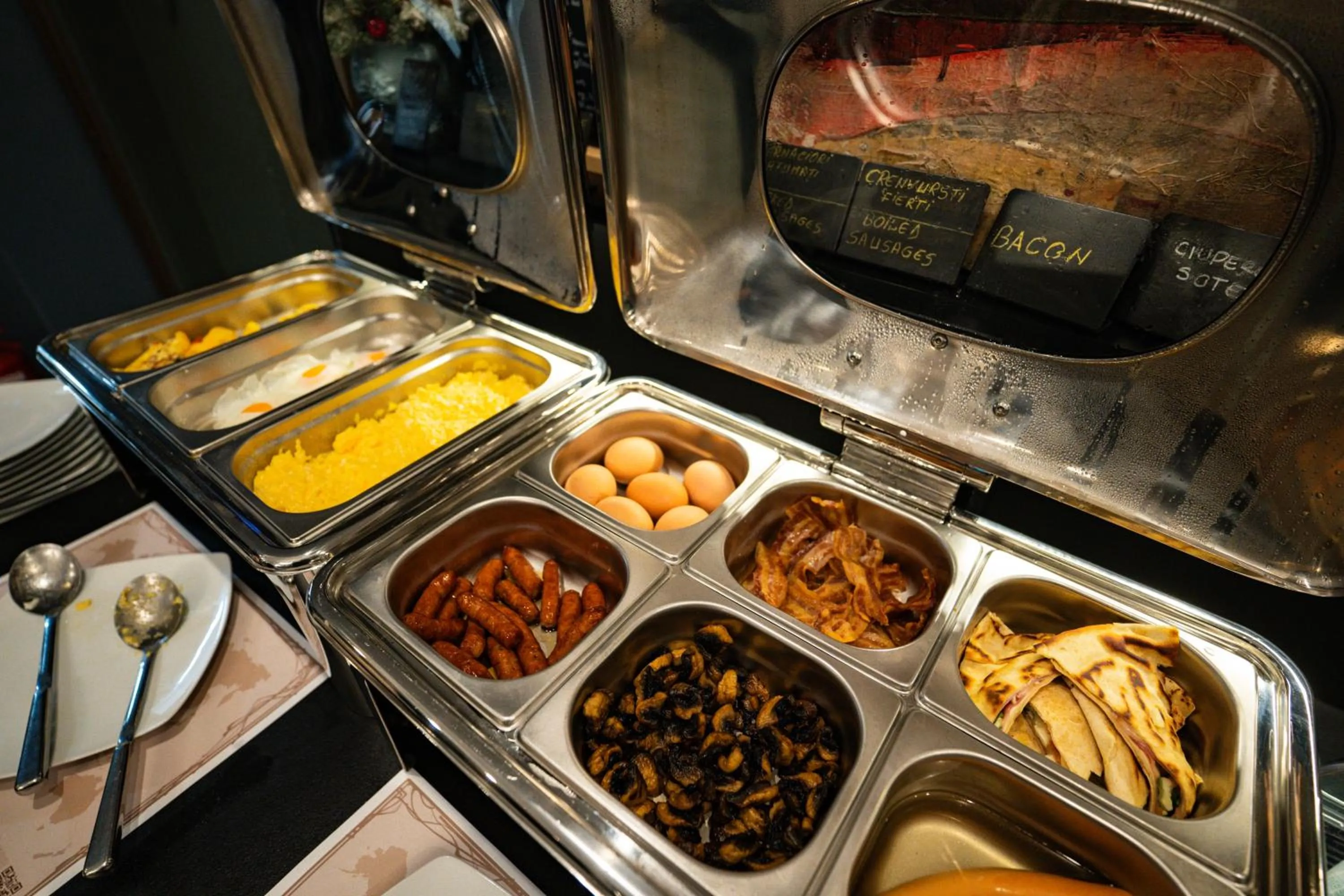 Restaurant/places to eat in ATLAS Hotel