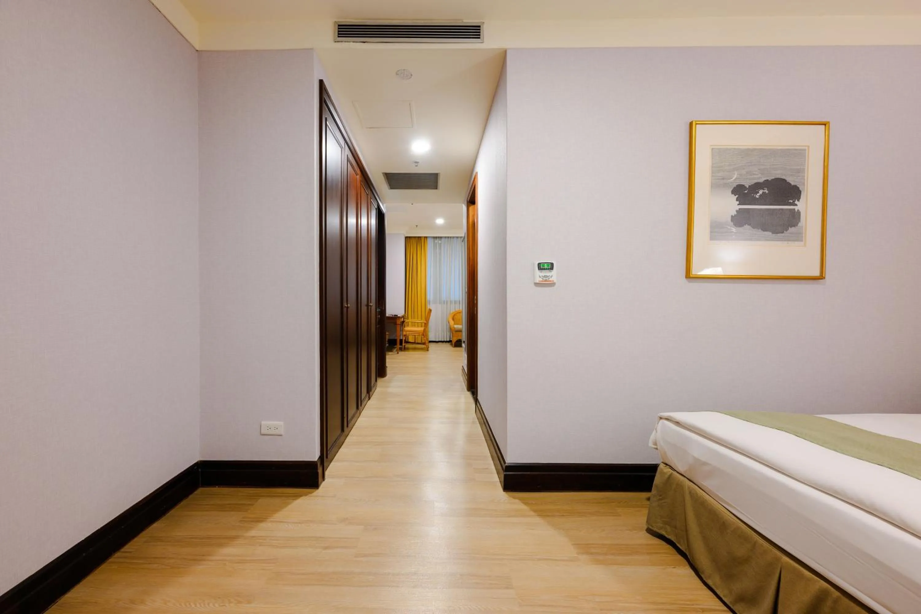 Photo of the whole room, Bed in Wei-Yat Grand Hotel