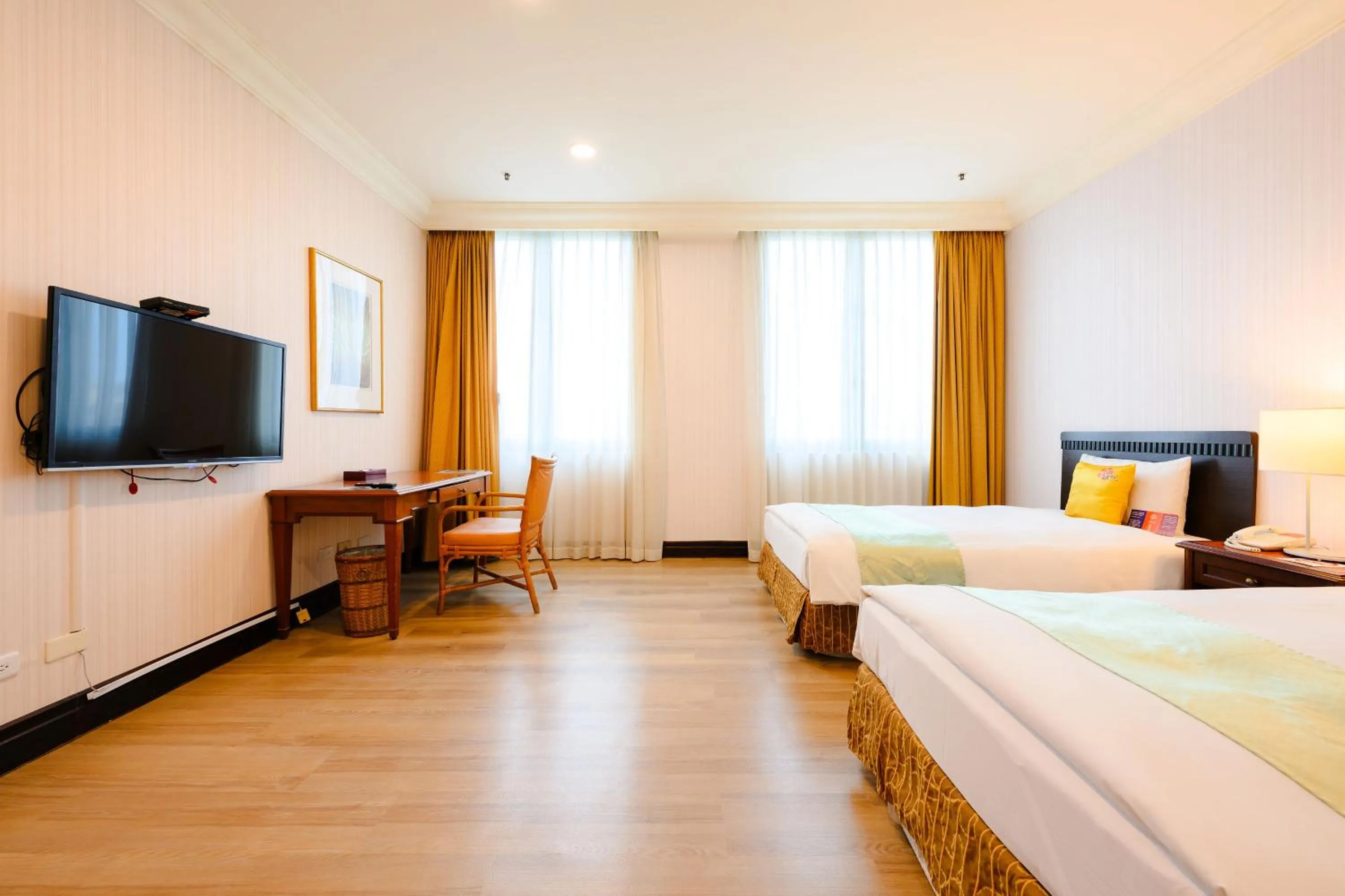 Photo of the whole room, Bed in Wei-Yat Grand Hotel