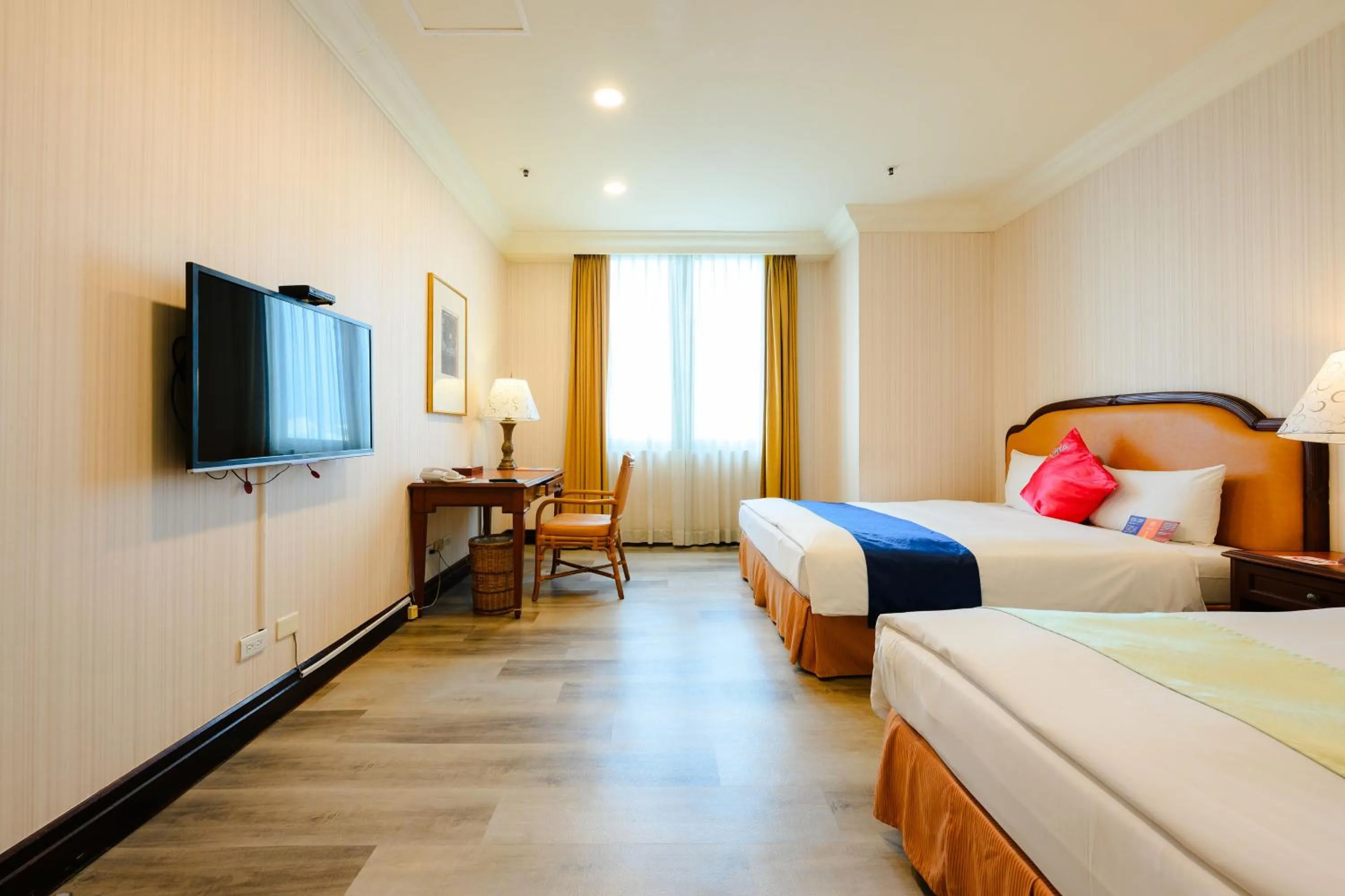 Photo of the whole room, Bed in Wei-Yat Grand Hotel