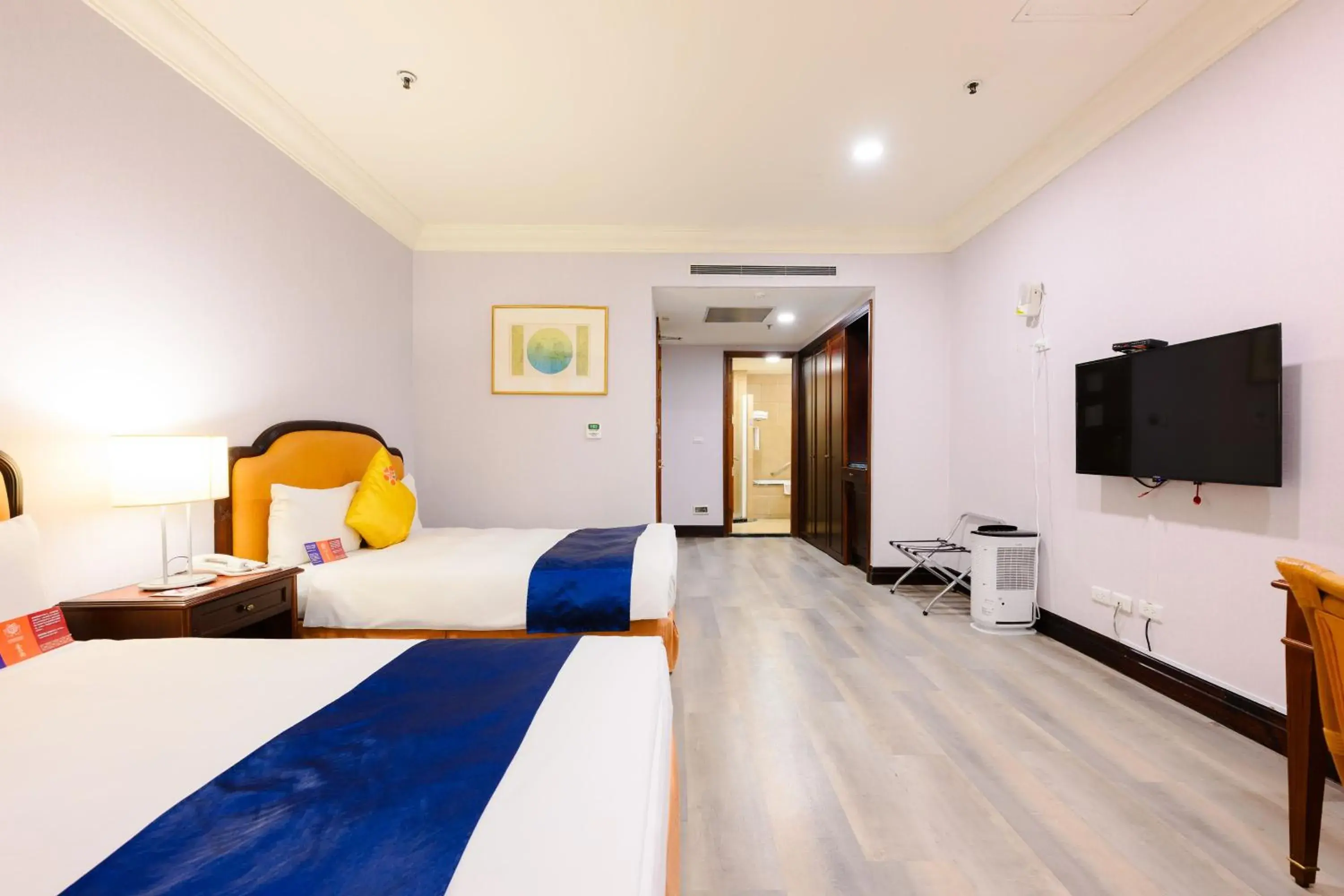 Photo of the whole room, Bed in Wei-Yat Grand Hotel Photo of the whole room, Bed in Wei-Yat Grand Hotel