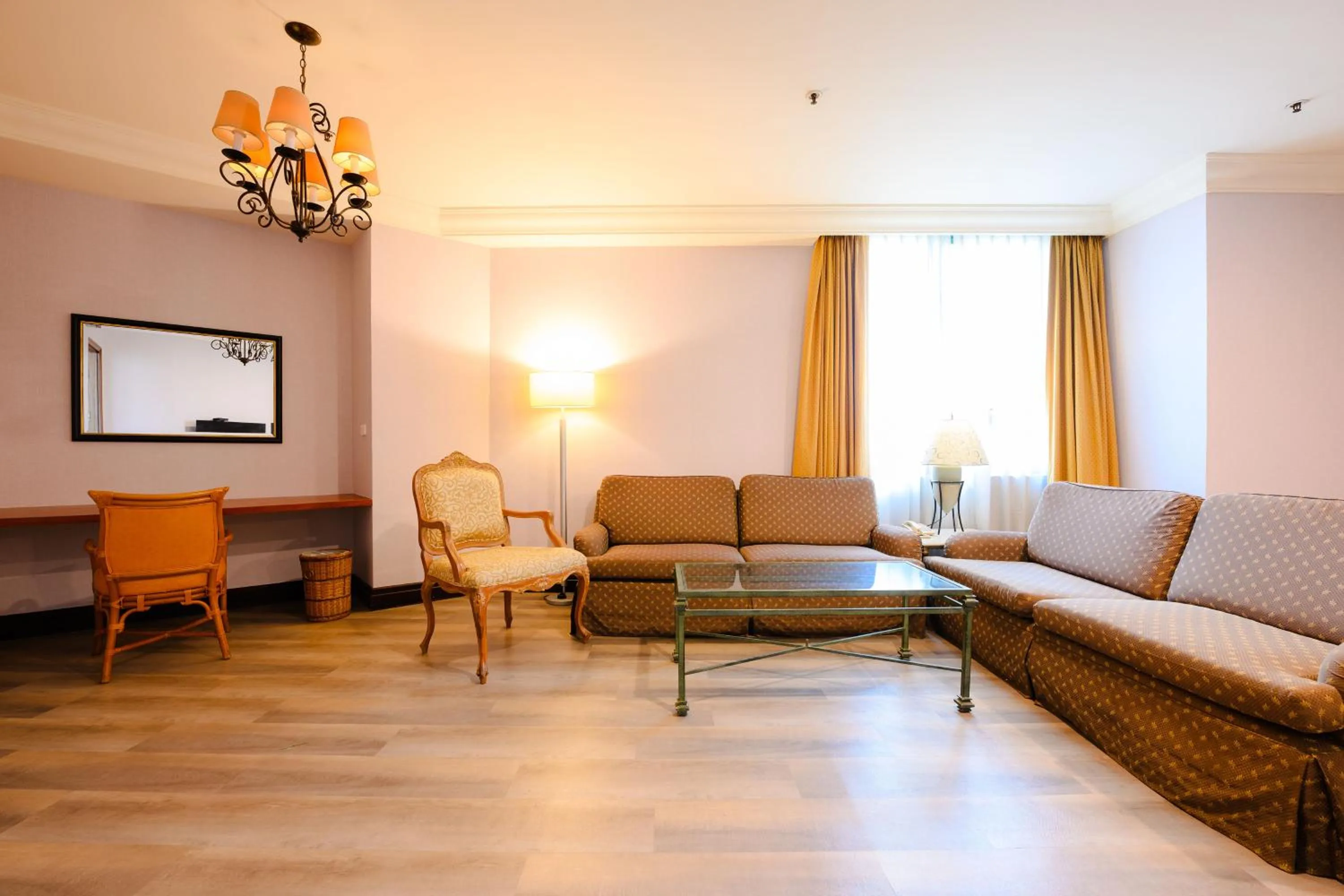 Photo of the whole room in Wei-Yat Grand Hotel