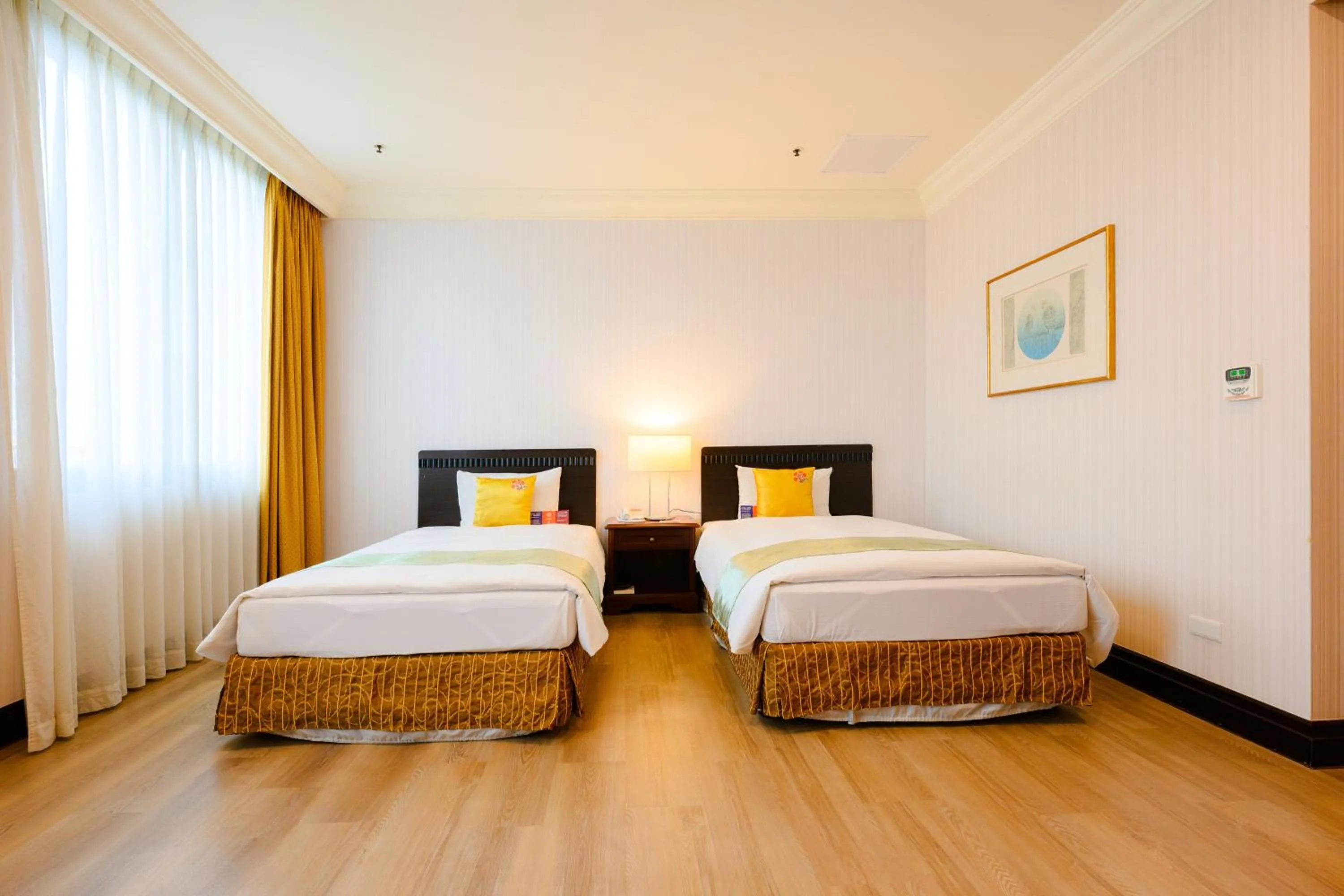 Photo of the whole room, Bed in Wei-Yat Grand Hotel