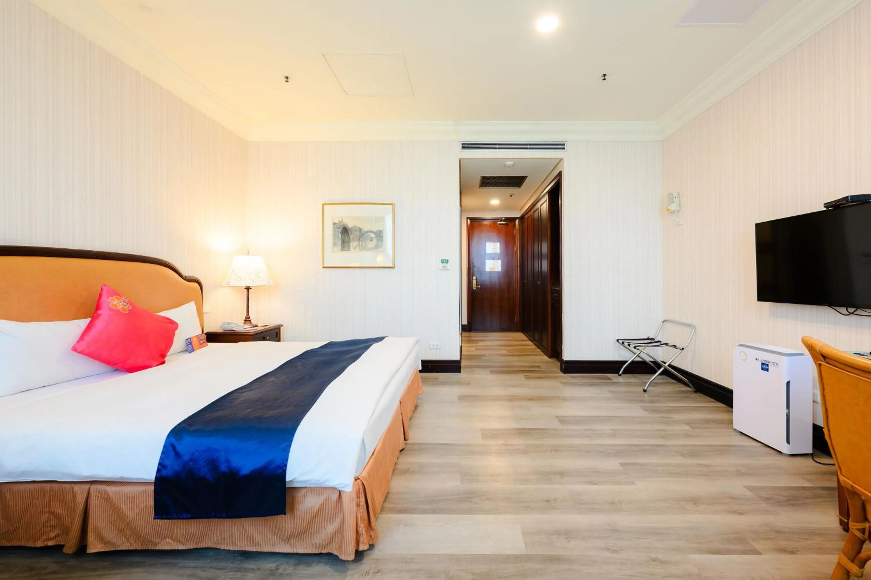 Photo of the whole room, Bed in Wei-Yat Grand Hotel