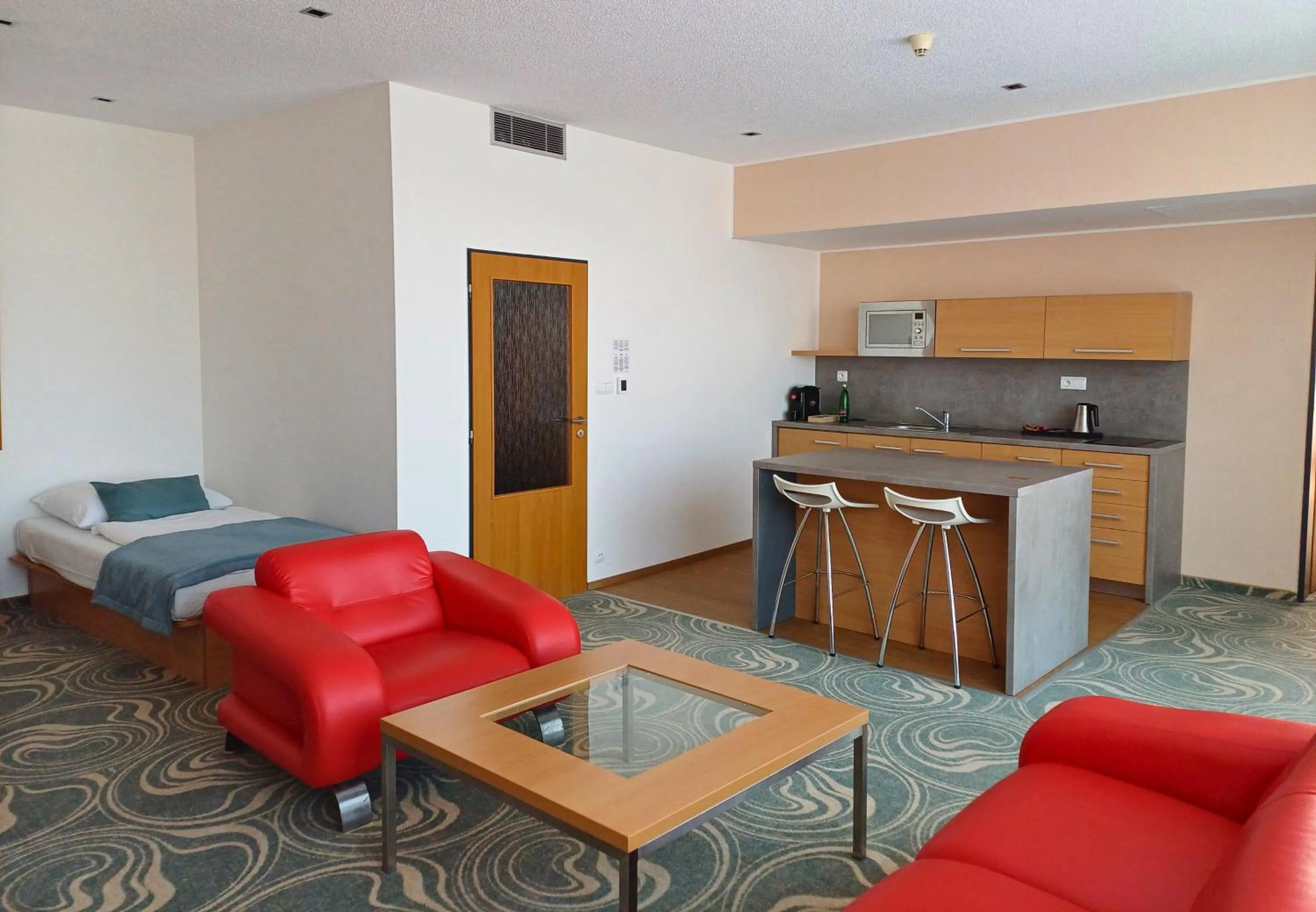 Kitchen or kitchenette in Avanti Hotel