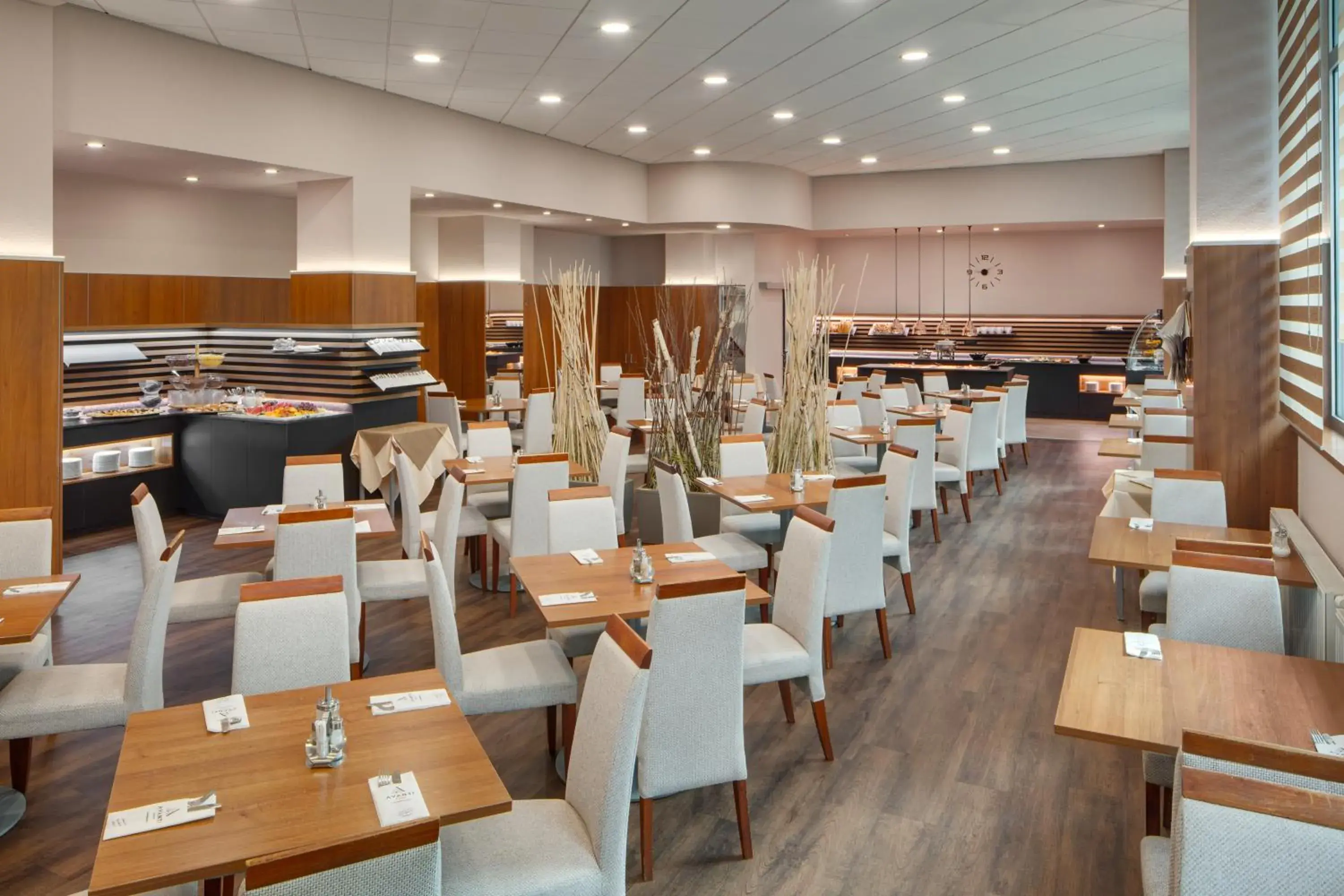 Restaurant/places to eat in Avanti Hotel Restaurant/places to eat in Avanti Hotel