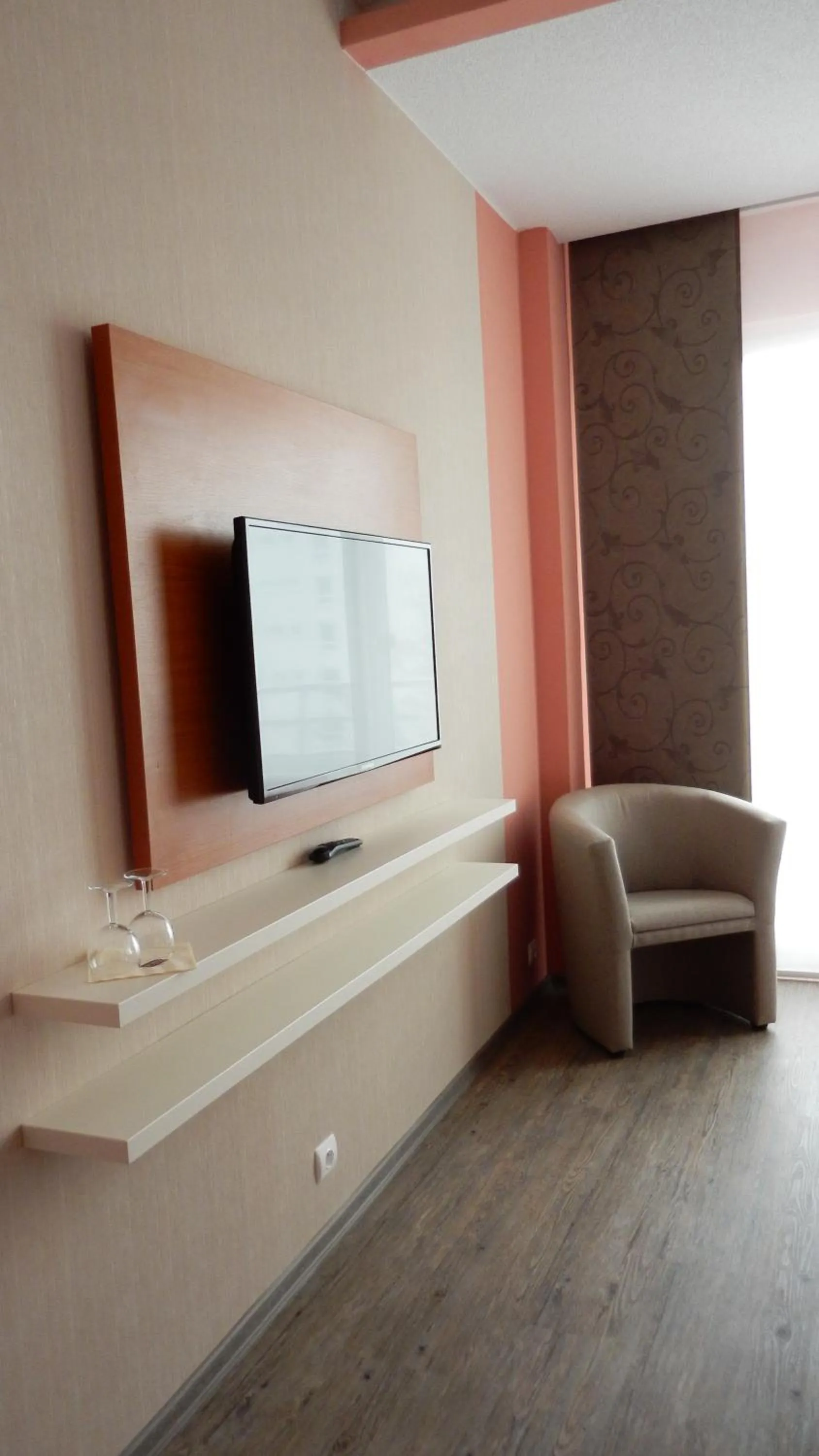 Photo of the whole room in Avanti Hotel