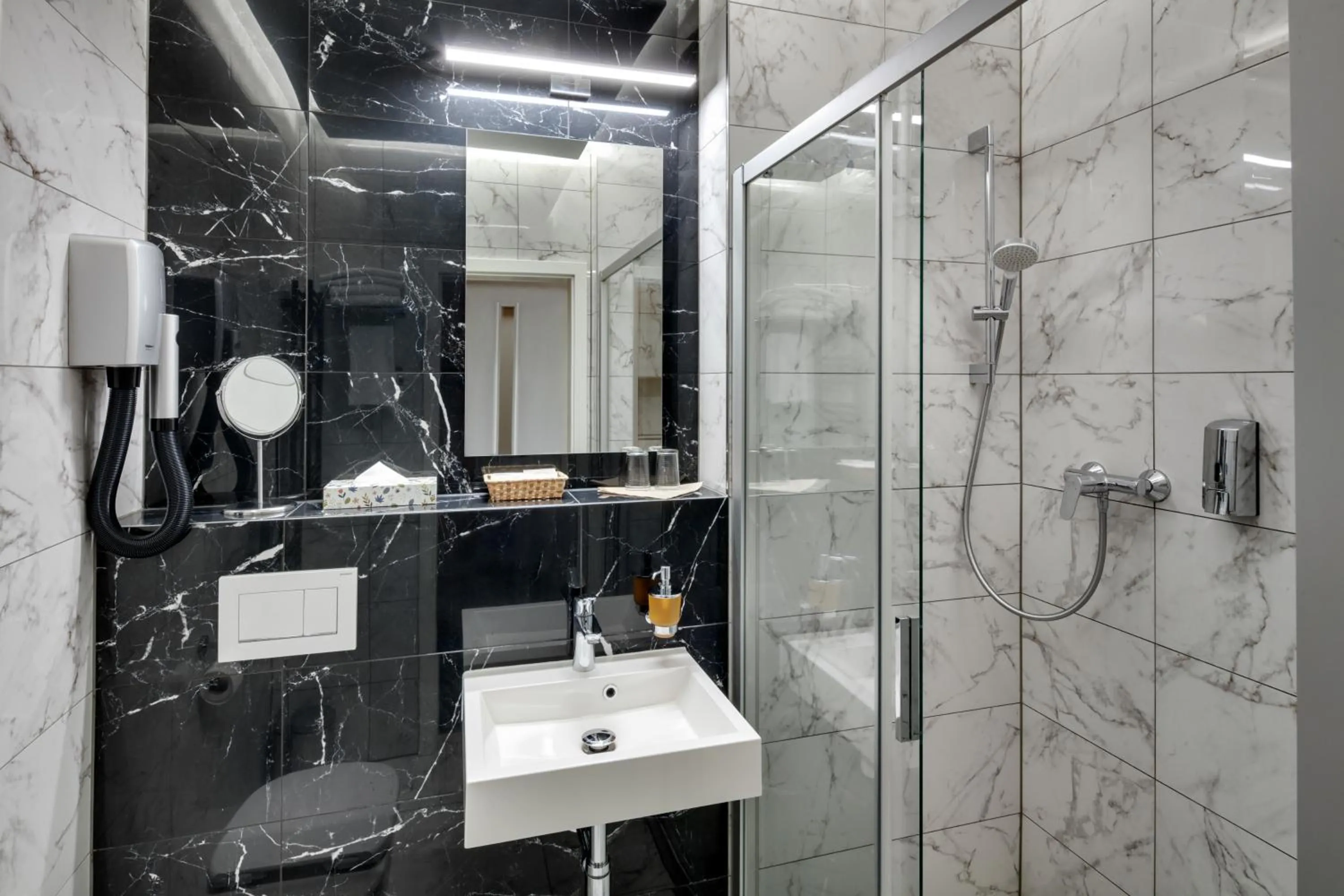 Shower in Avanti Hotel