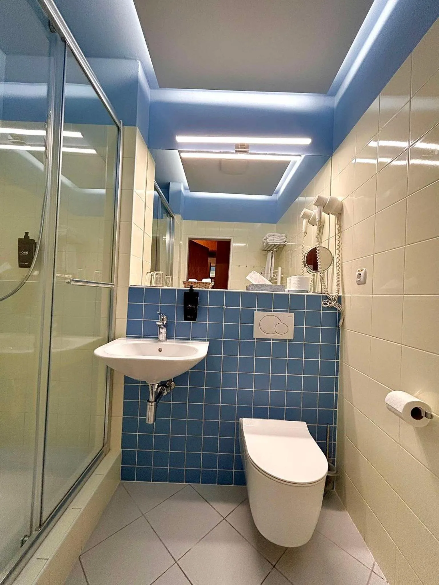 Shower in Avanti Hotel